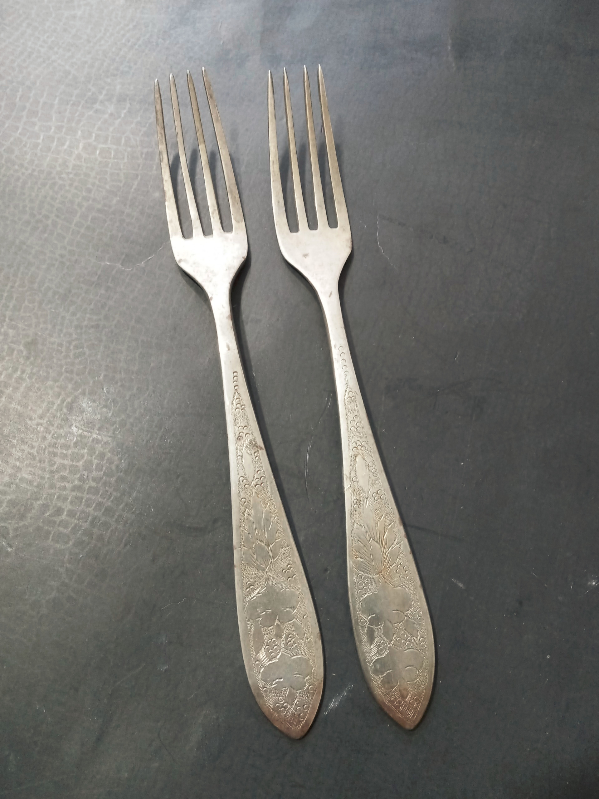 2 چنگال ورشو قدیمی نقشدار با مارک سازنده