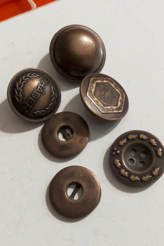 دکمه قدیمی فلزی زیبا ش 559