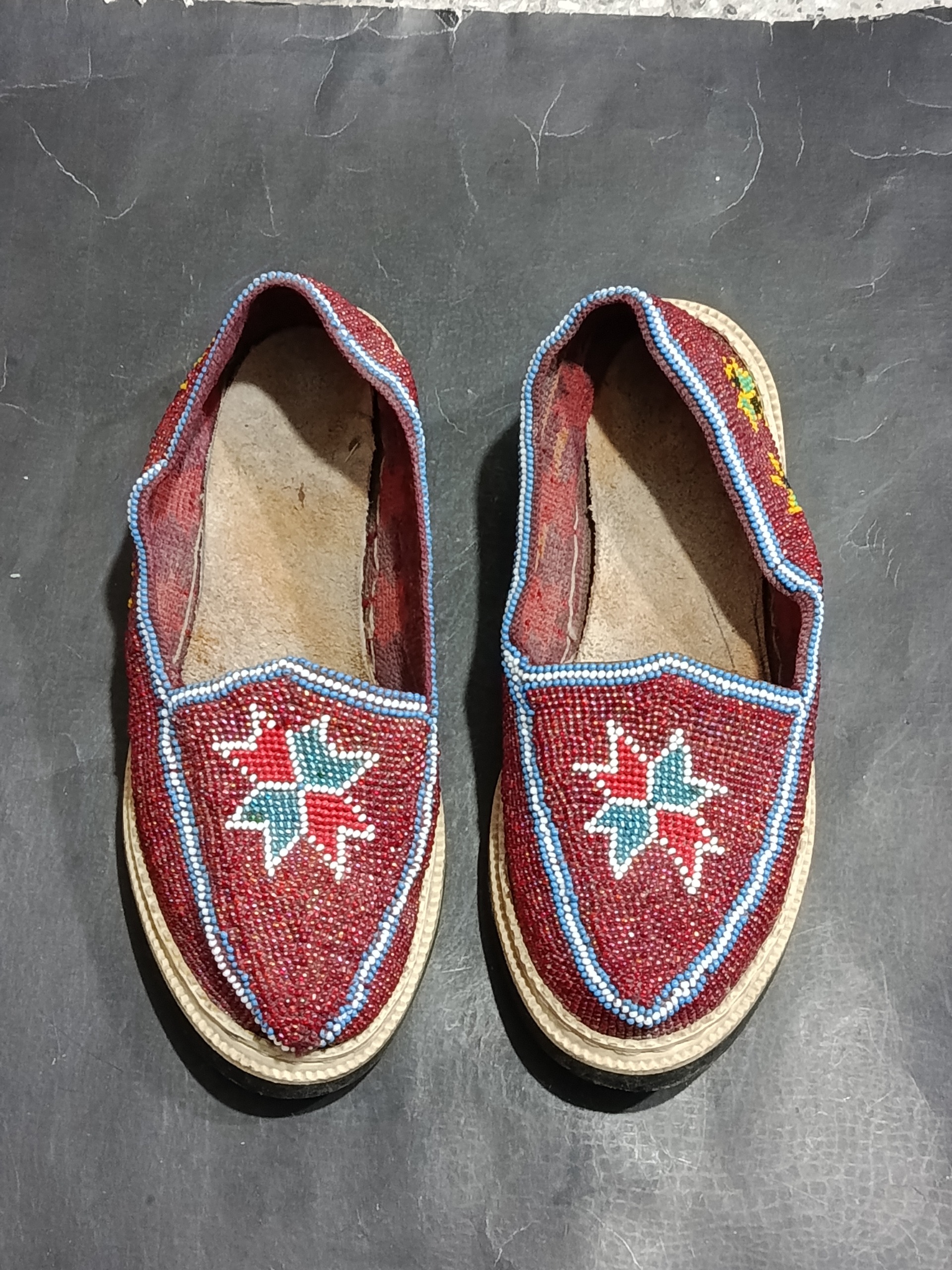 جفت کفش منجوق بافی قدیمی زیبا و کلکسیونی