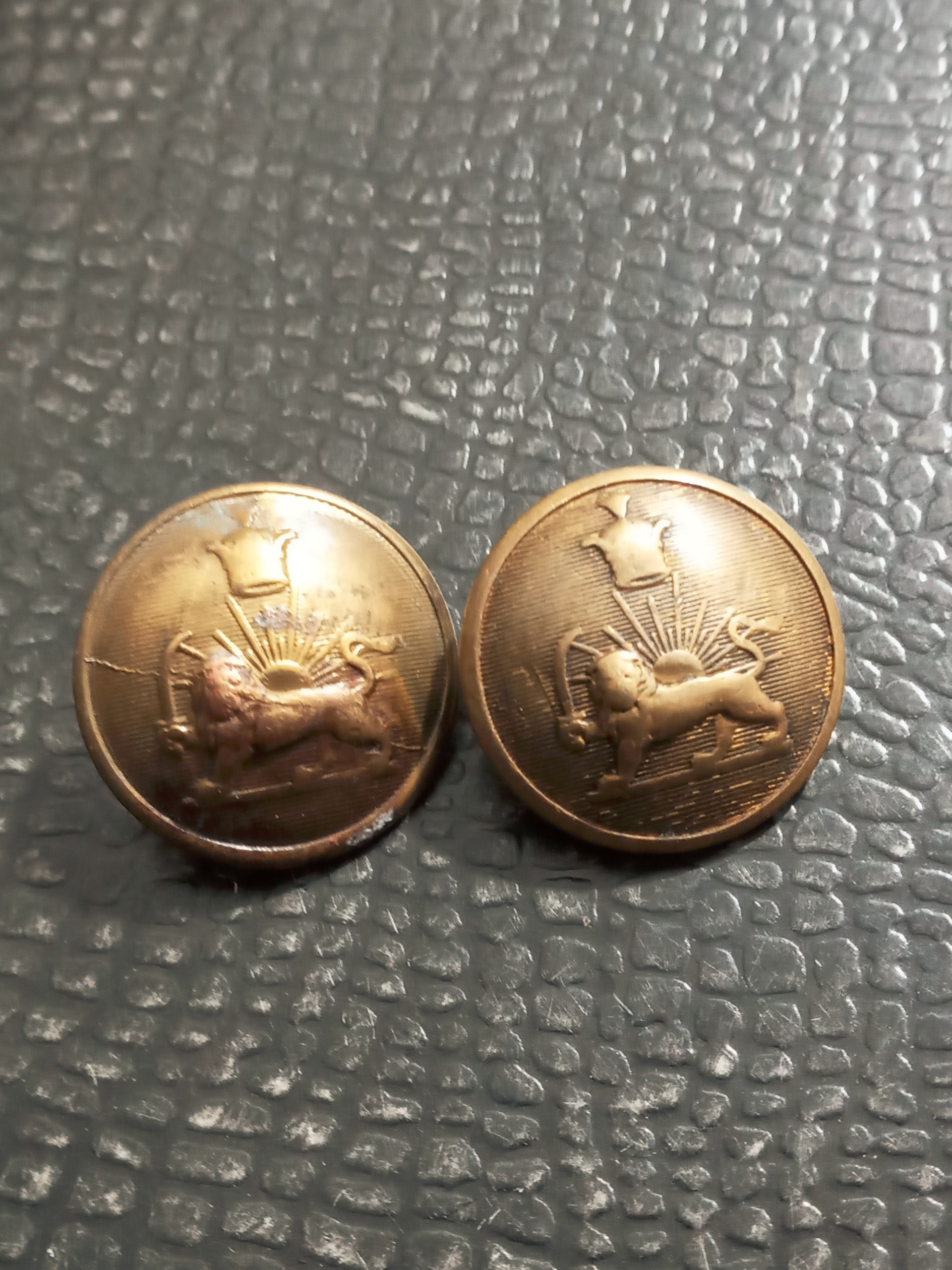 2 دکمه شیروخورشید دوره پهلوی ش 7