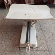 ترازو قدیمی توزین نوزاد یا کودک ازمایشگاهی