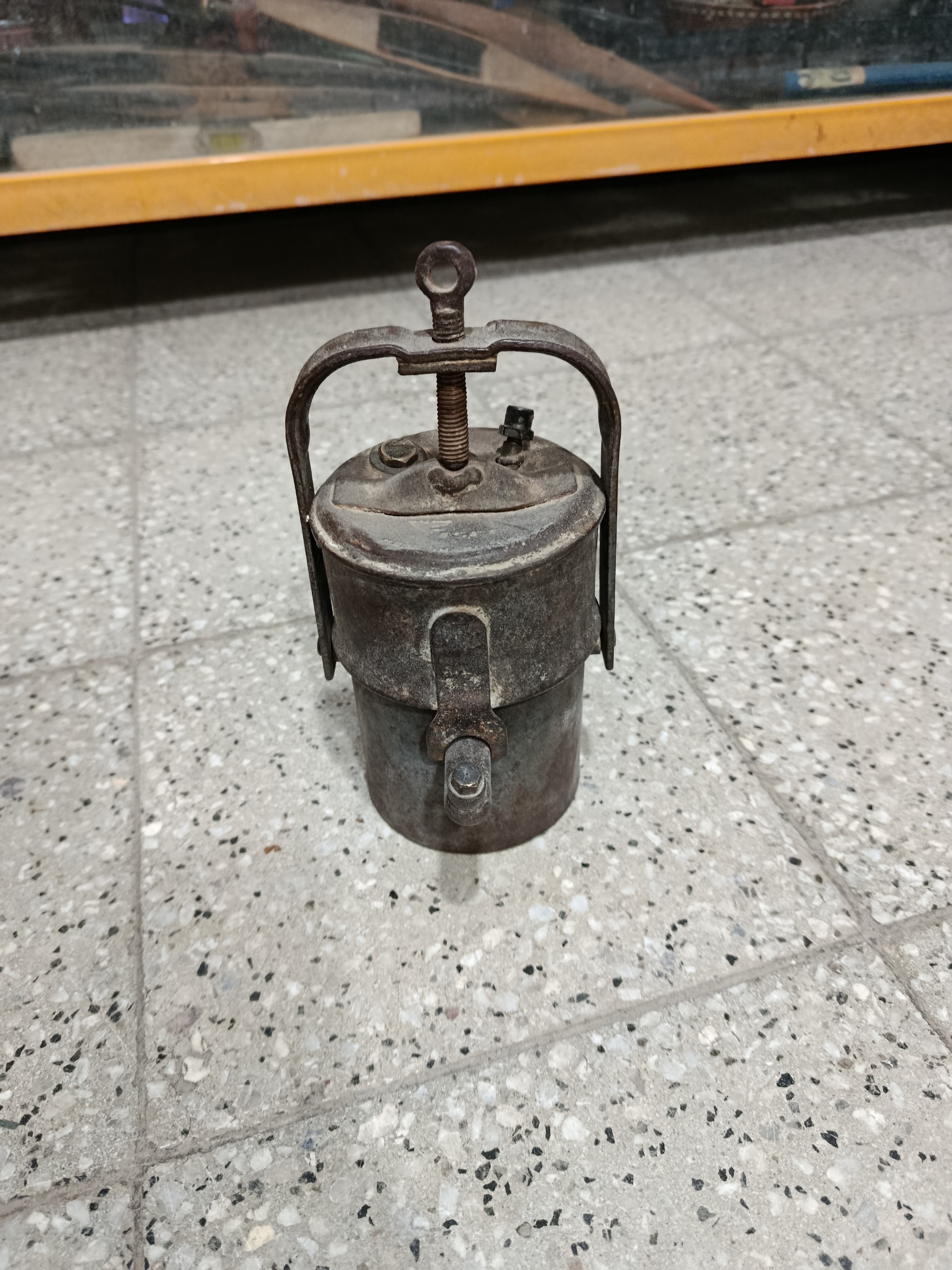 انتیک بخر ..چراغ کاربیدی لهستانی قدیمی زیبا و خاص