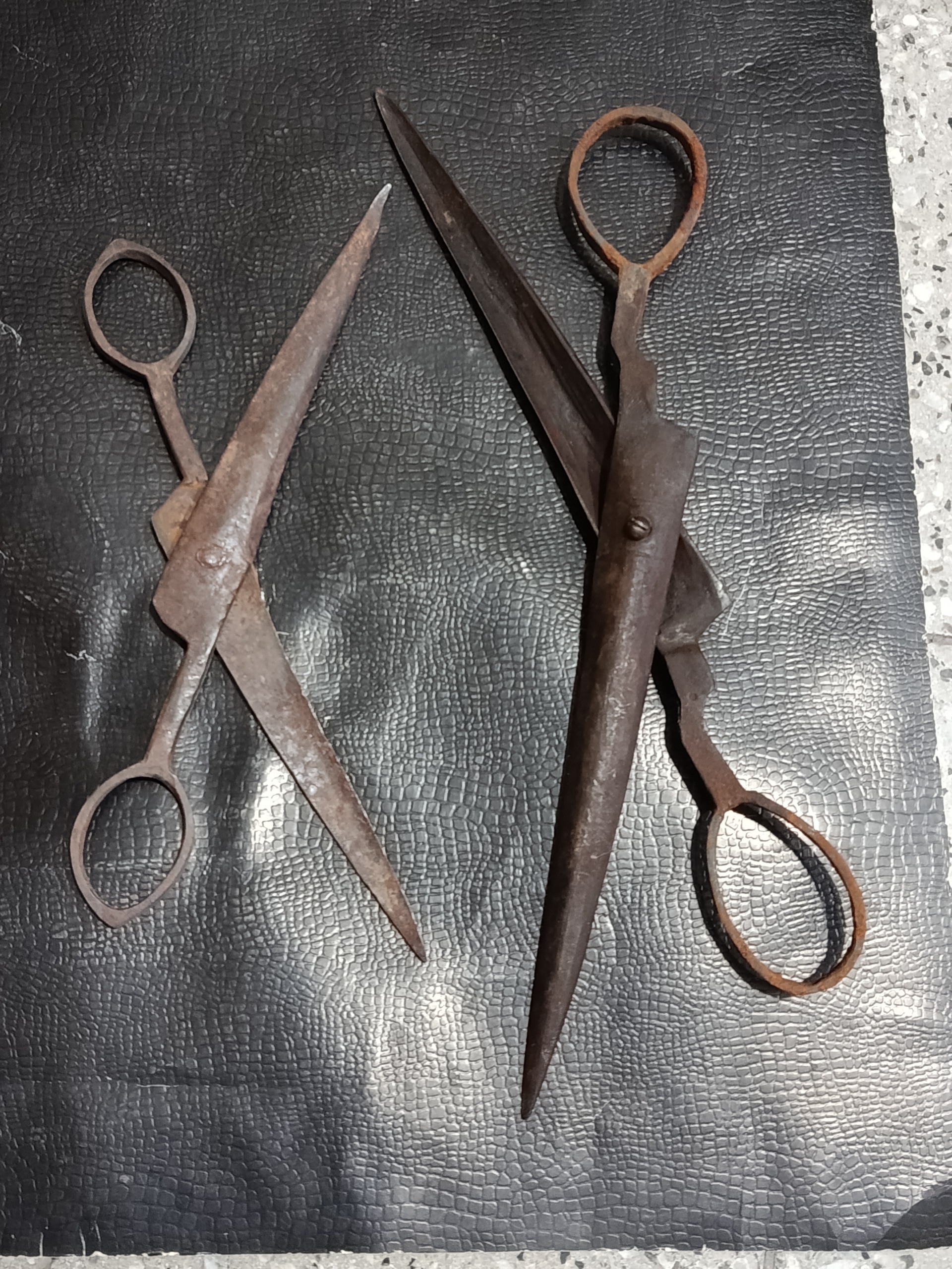 2قیچی فولادی قدیمی دستساز زیبا سایز بزرگ