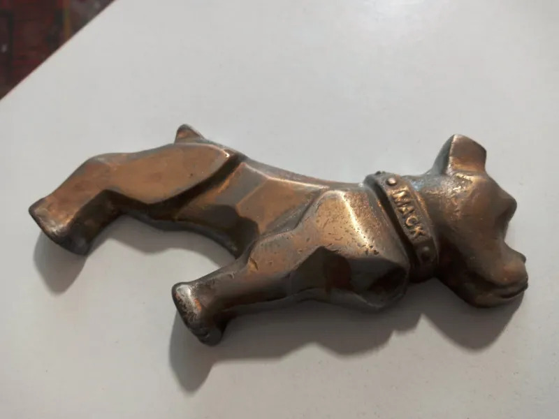 مجسمه کامیون ماک بغل درب