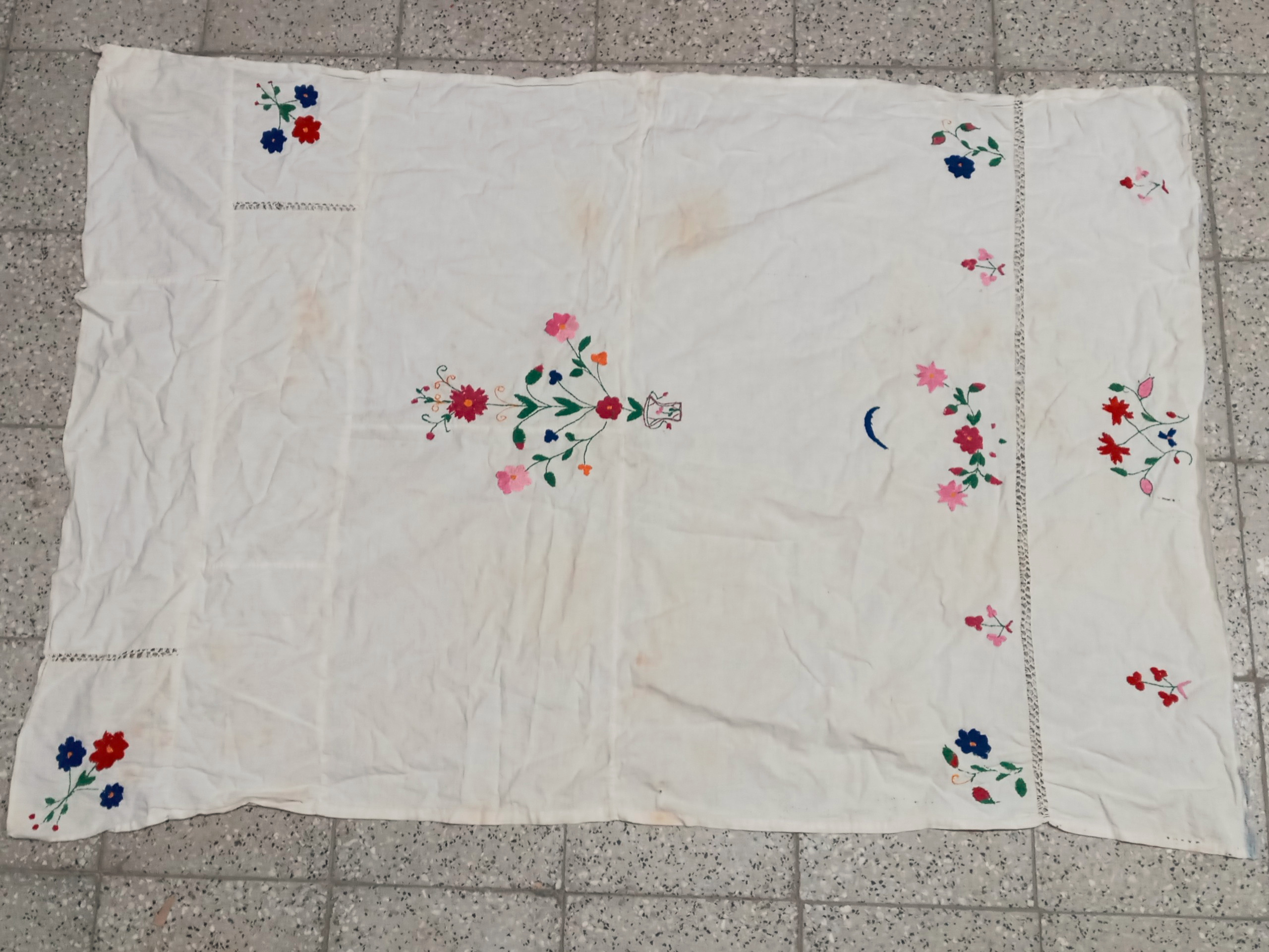 پرده گلدوزی قدیمی بسیار زیبا. ش 5.توضیح دارد