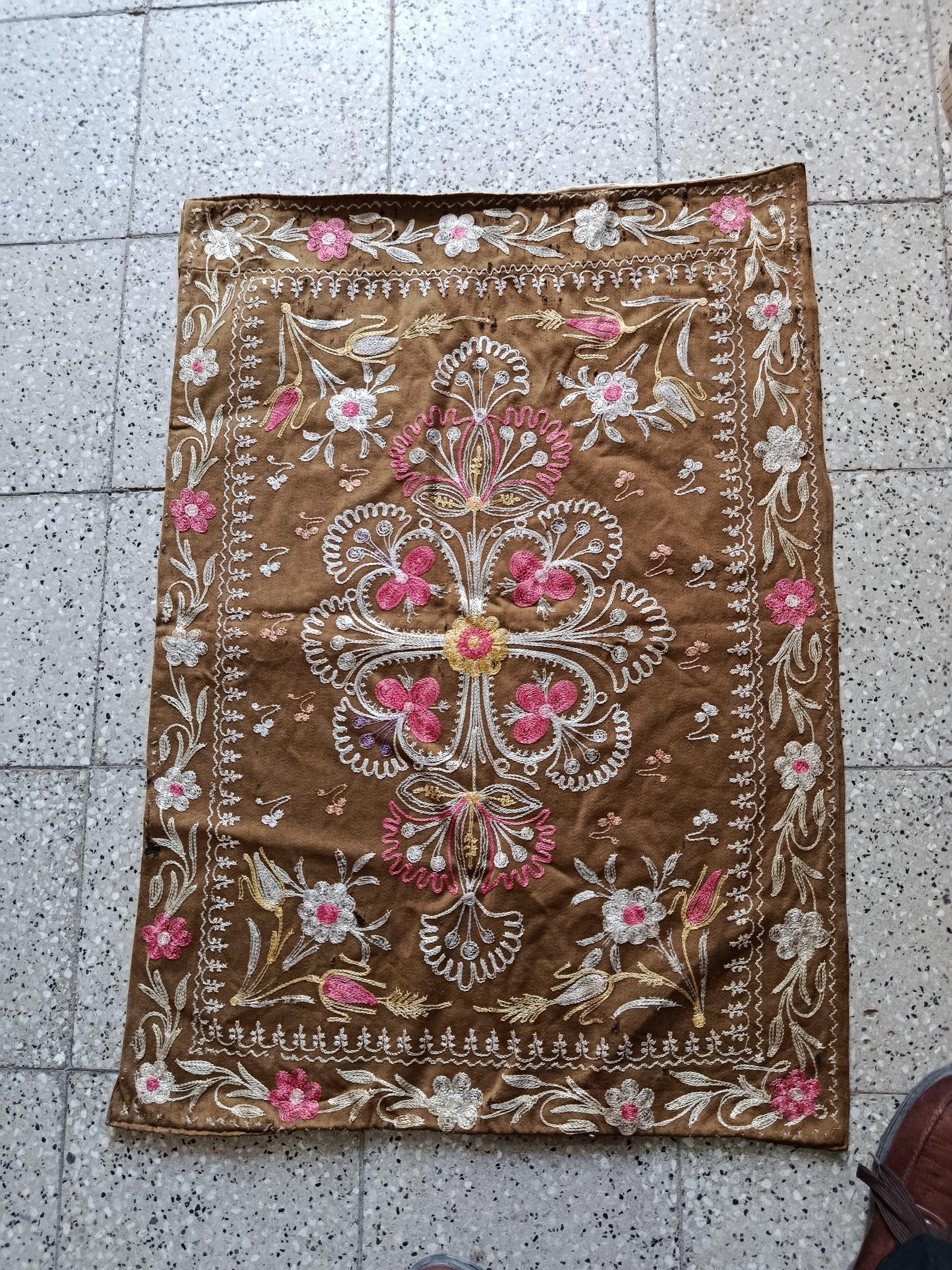 پارچه رومیزی قدیمی گلدوزی بسیار زیبا