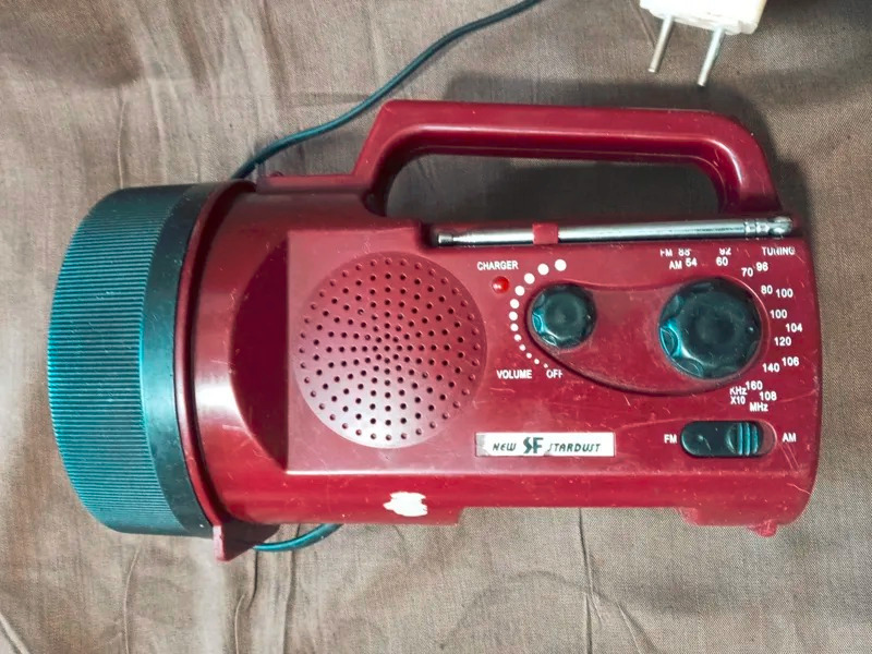 رادیو بسیار زیبا قدیمی چراغ دار