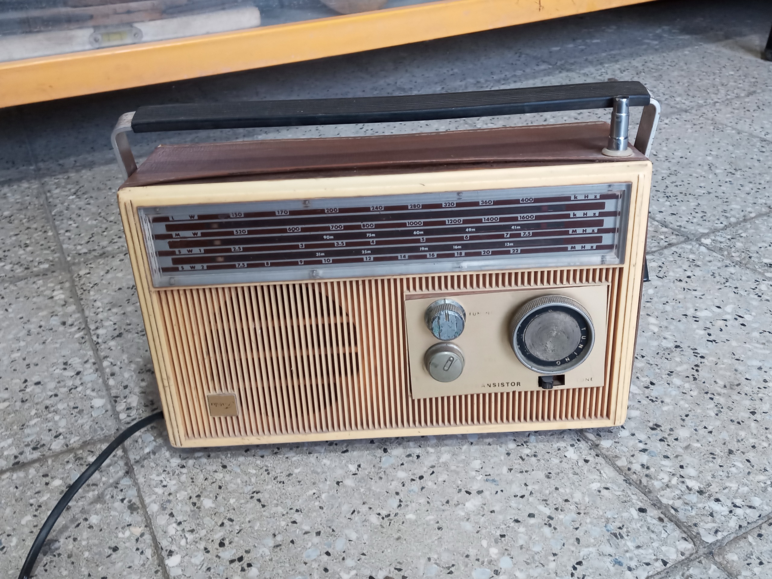 رادیو 4 موج قدیمی زیبا و کلکسیونی..توضیحات