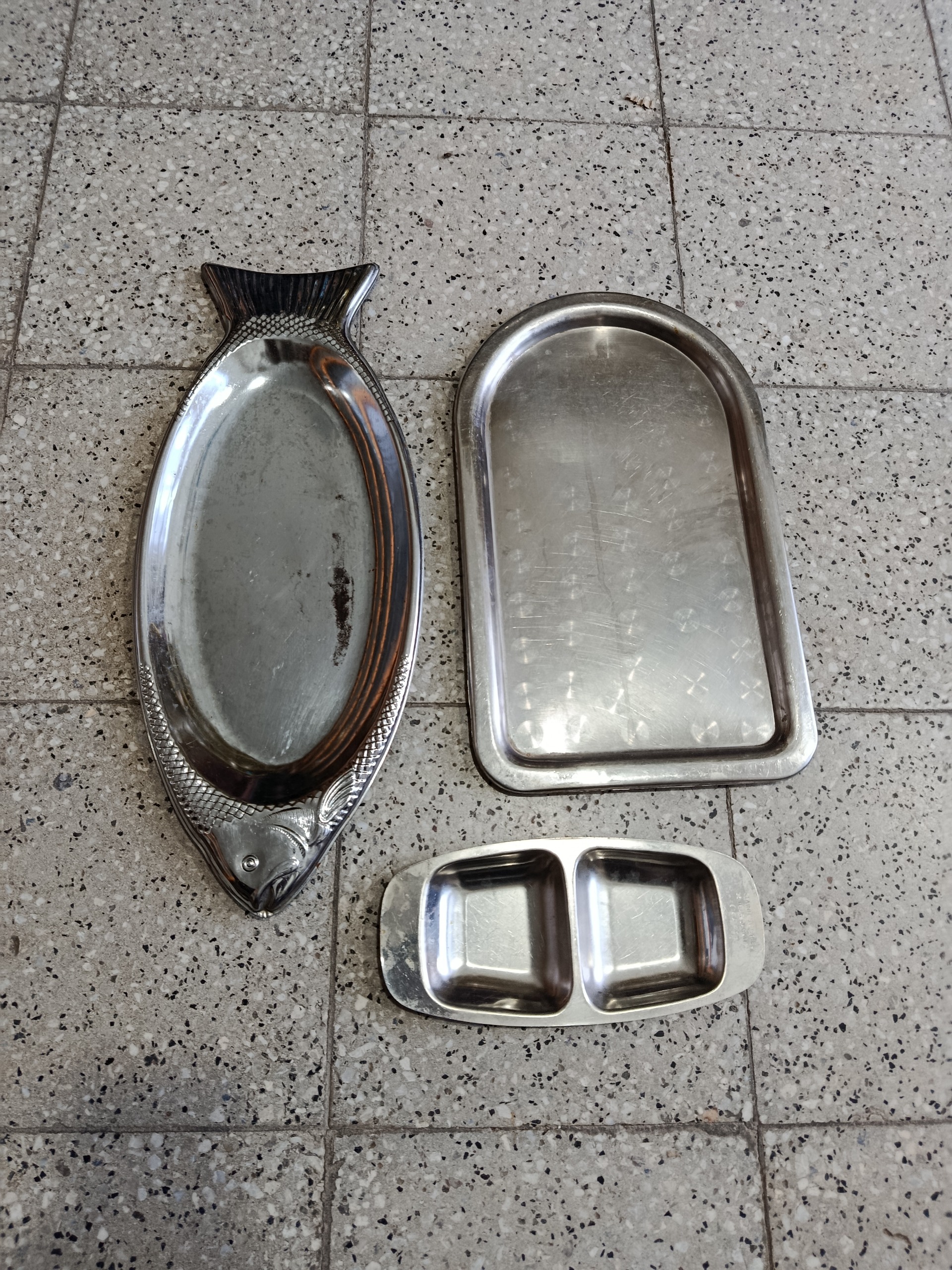 2 سینی و یک ظرف صبحانه