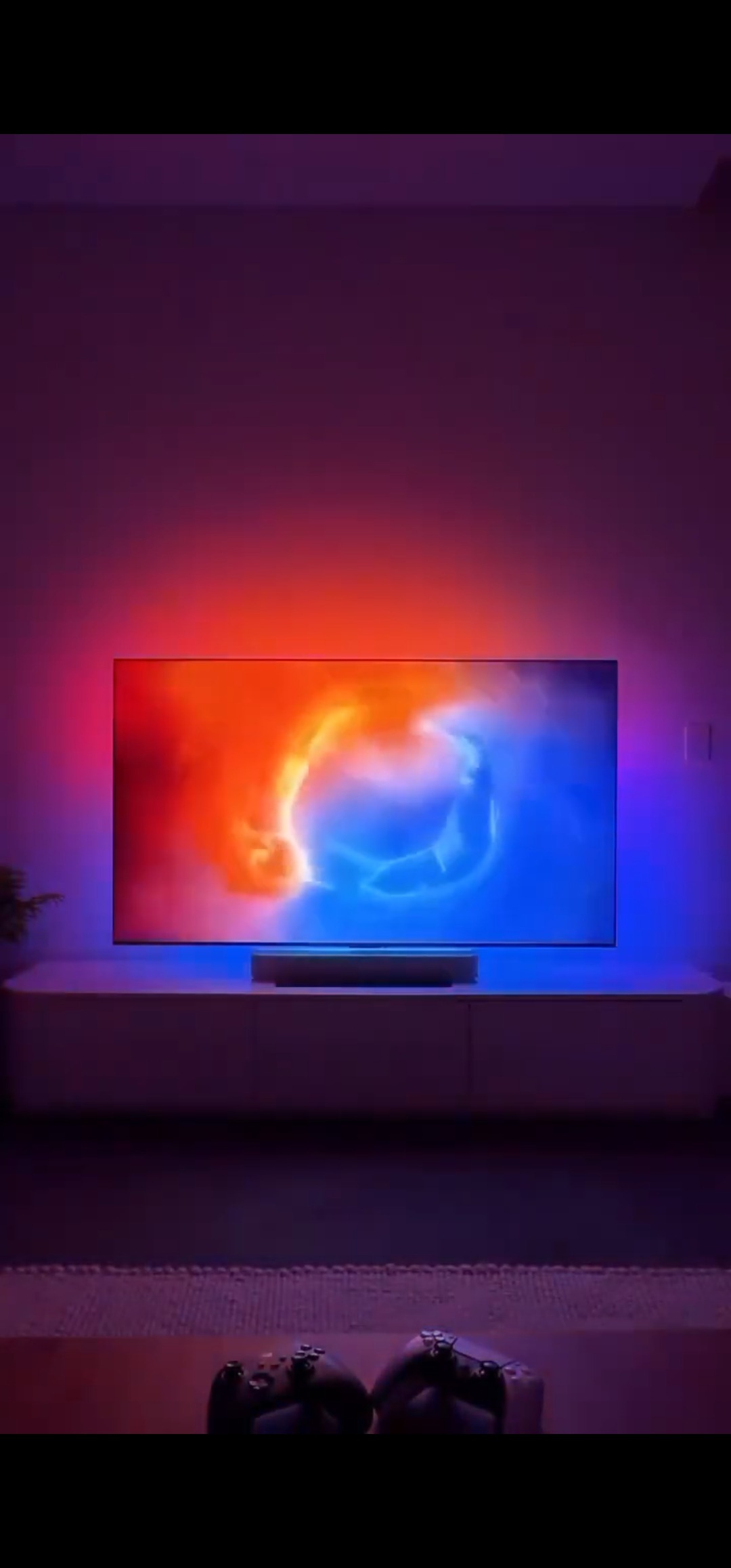 نوار RGb پشت ماینتور سینک با تصویر