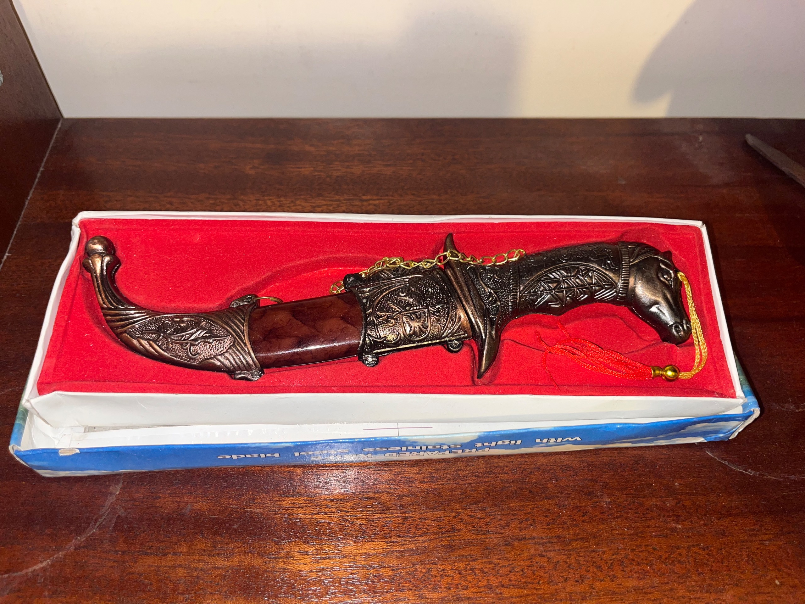 چاقو دکوری طرح اسب با جعبه طرح مخملی