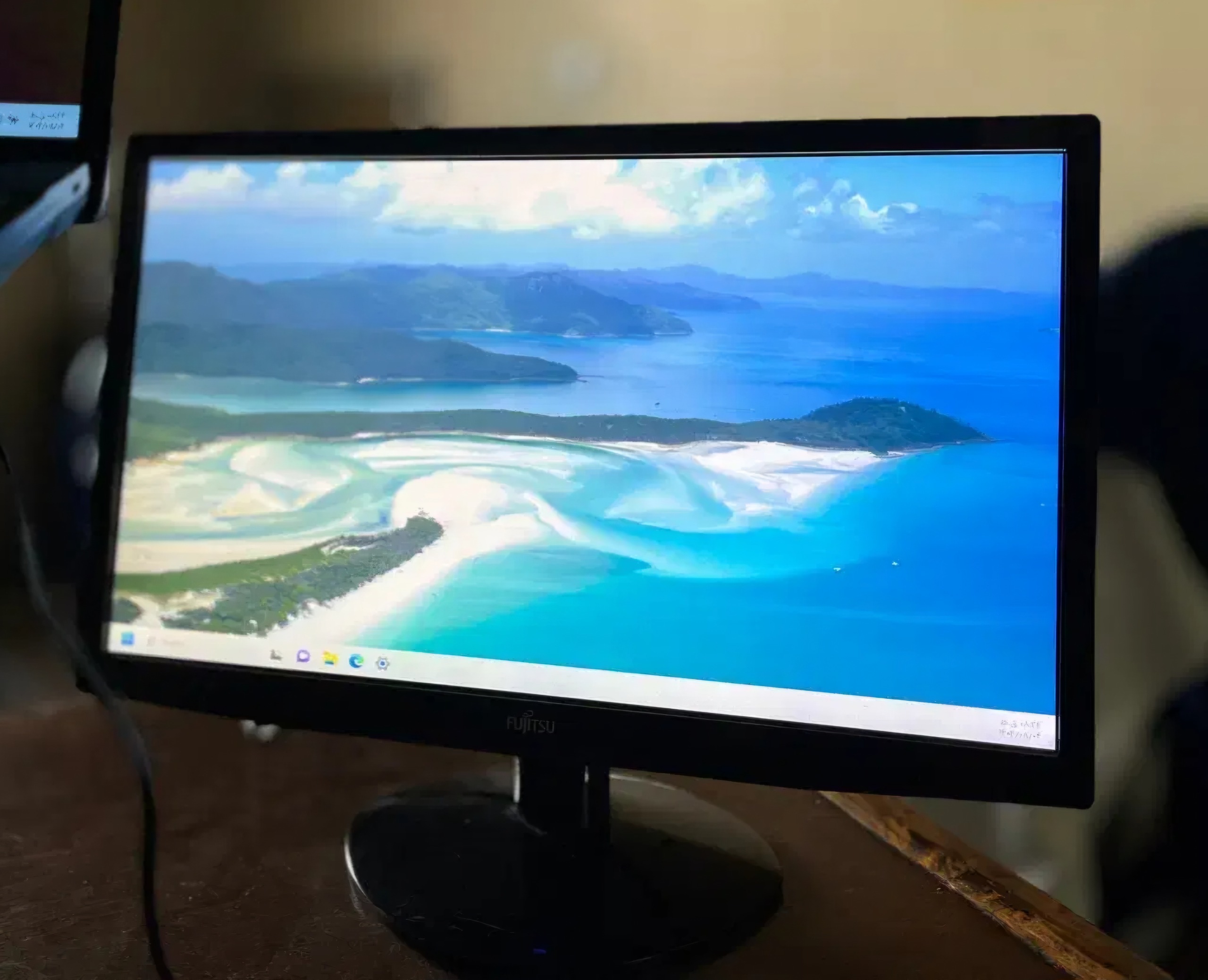 مانیتور Fujitsu l20t-2