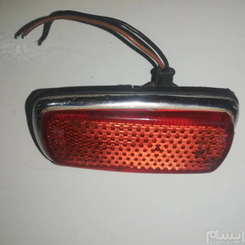 چراغ خطر روی گرگیر عقب بی ام و