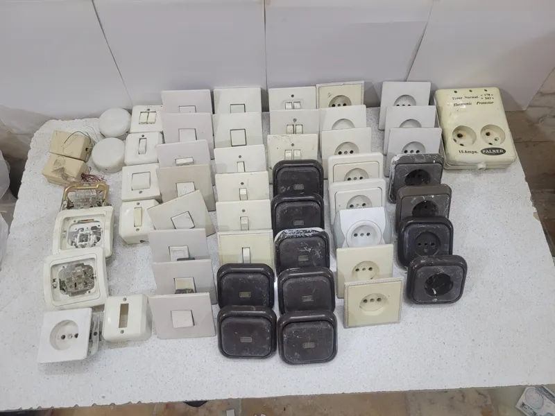 تعدادی کلید و پریز قدیمی مطابق عکس کد 835