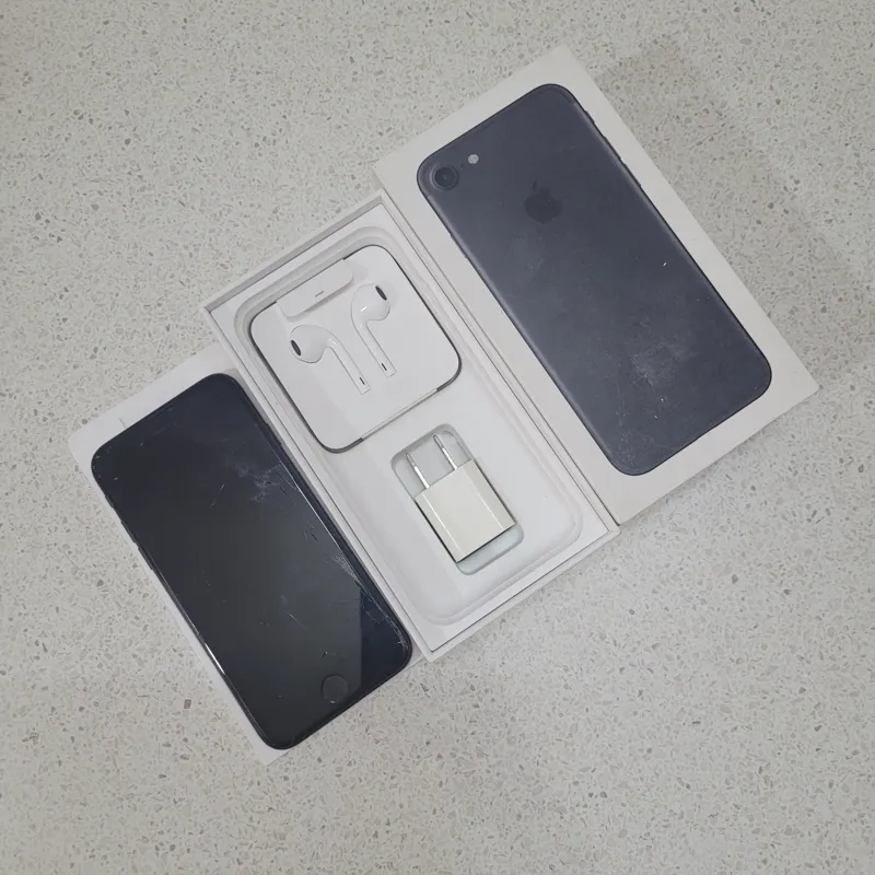 گوشی آیفون 7 128 گیگ LLA مشکی لوازم فابریک کد 963