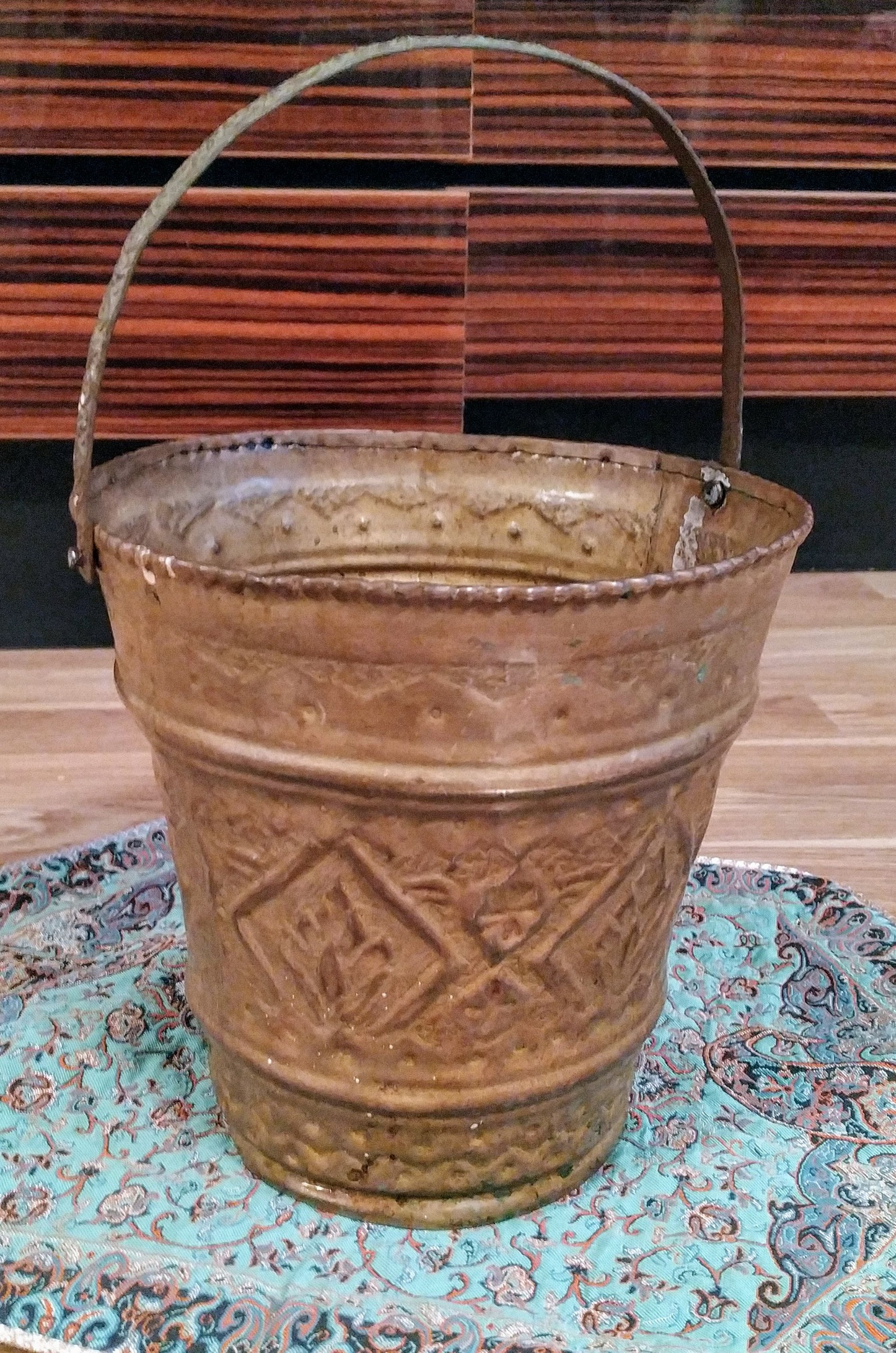 سطل اشغال مسی قدیمی با قدمت 40 سال