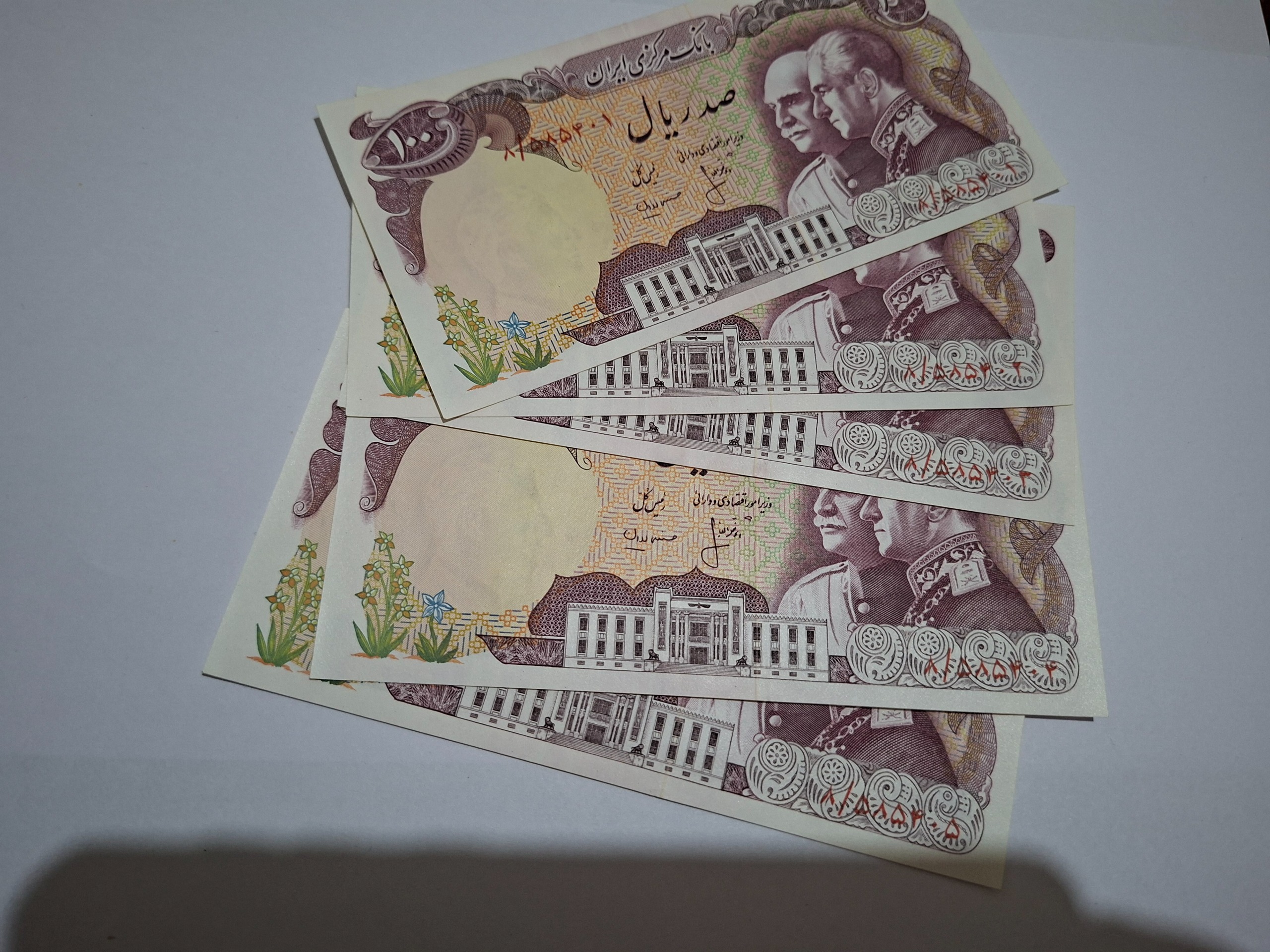 5عدد صد ریالی دو کله پشت سر هم