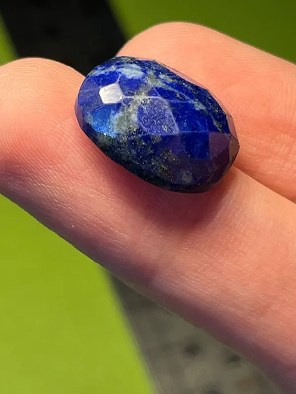 نگین لاجورد تراش خورده و زیبا