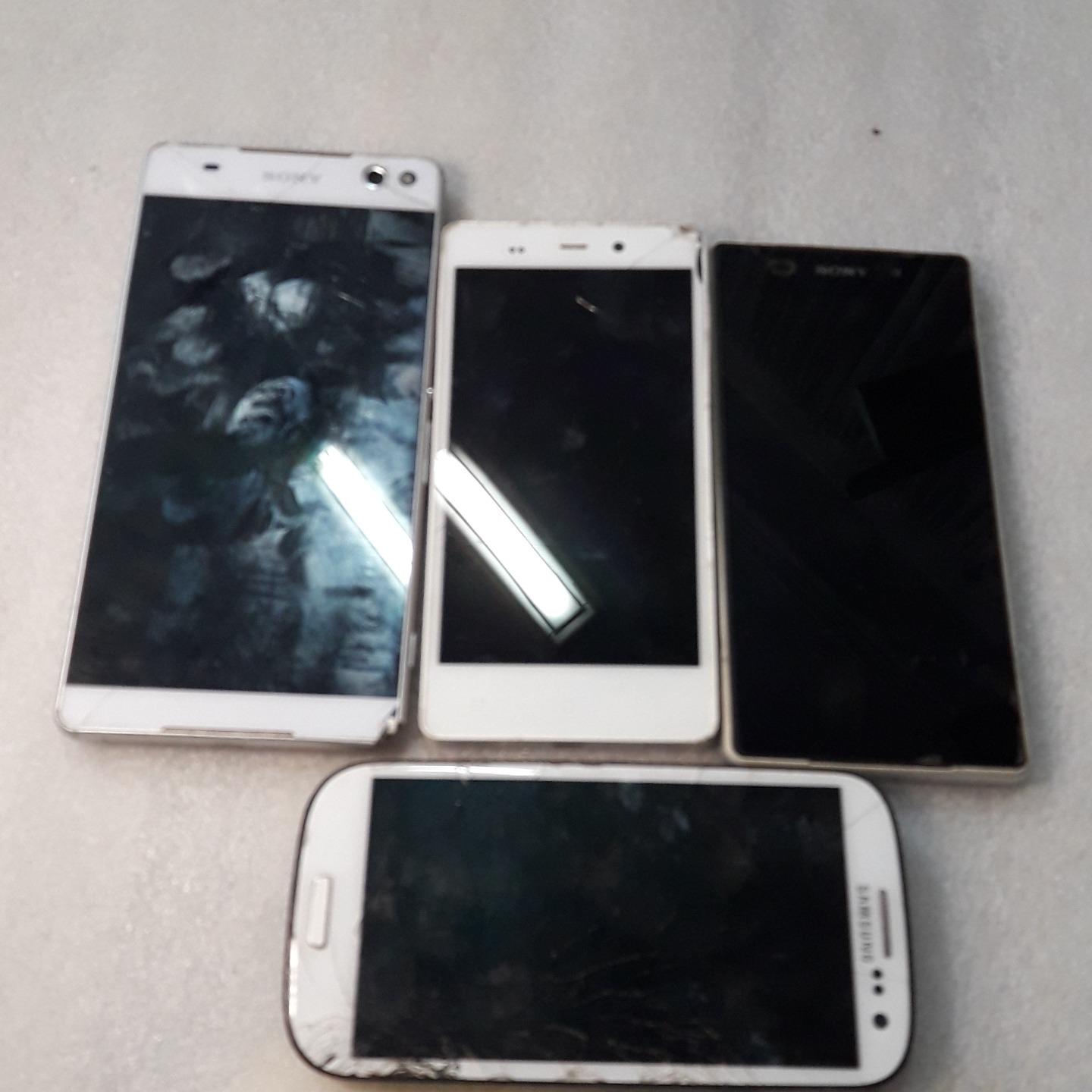 تعداد 4 عدد موبایل معیوب