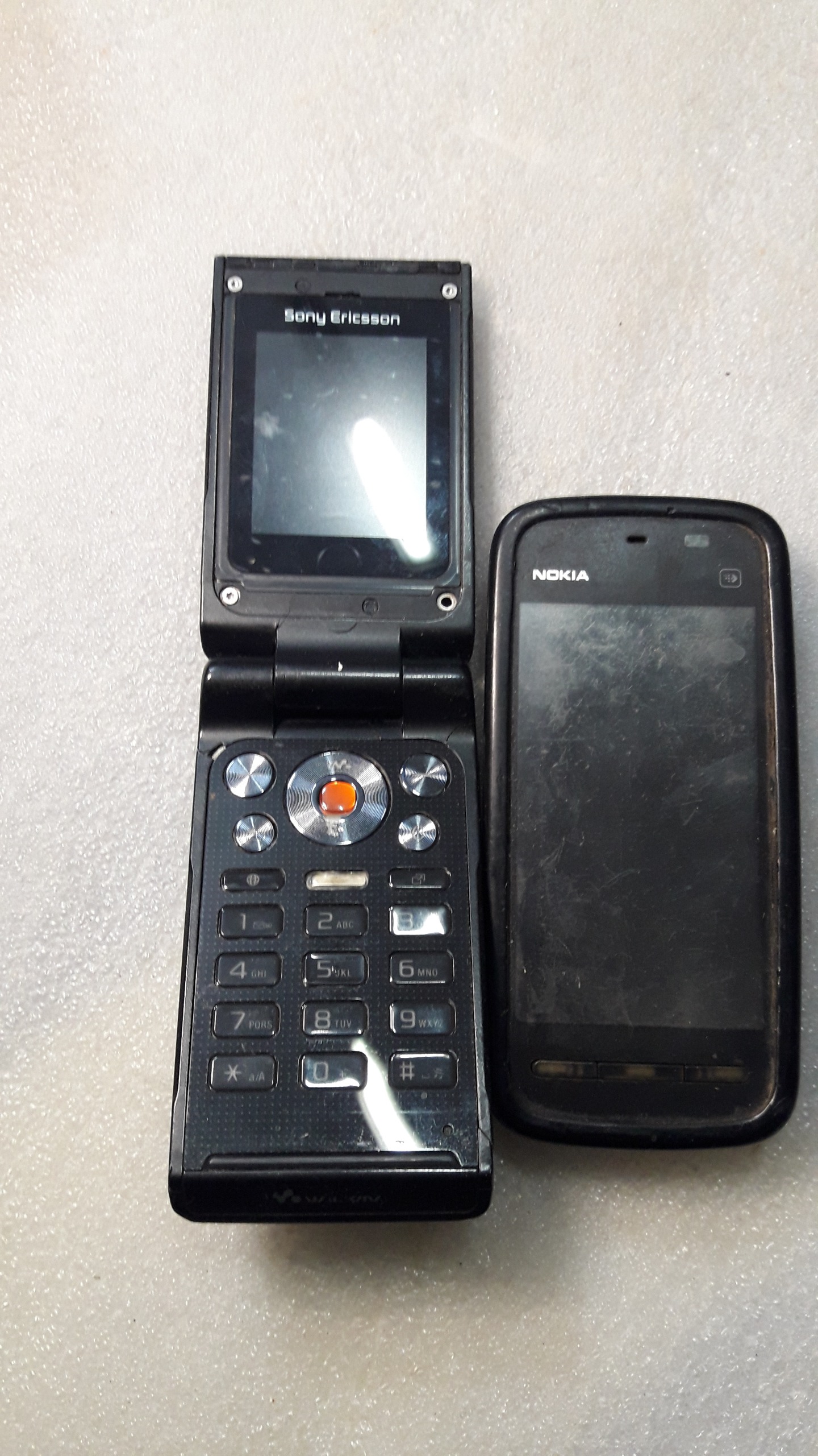 دو عدد گوشی موبایل