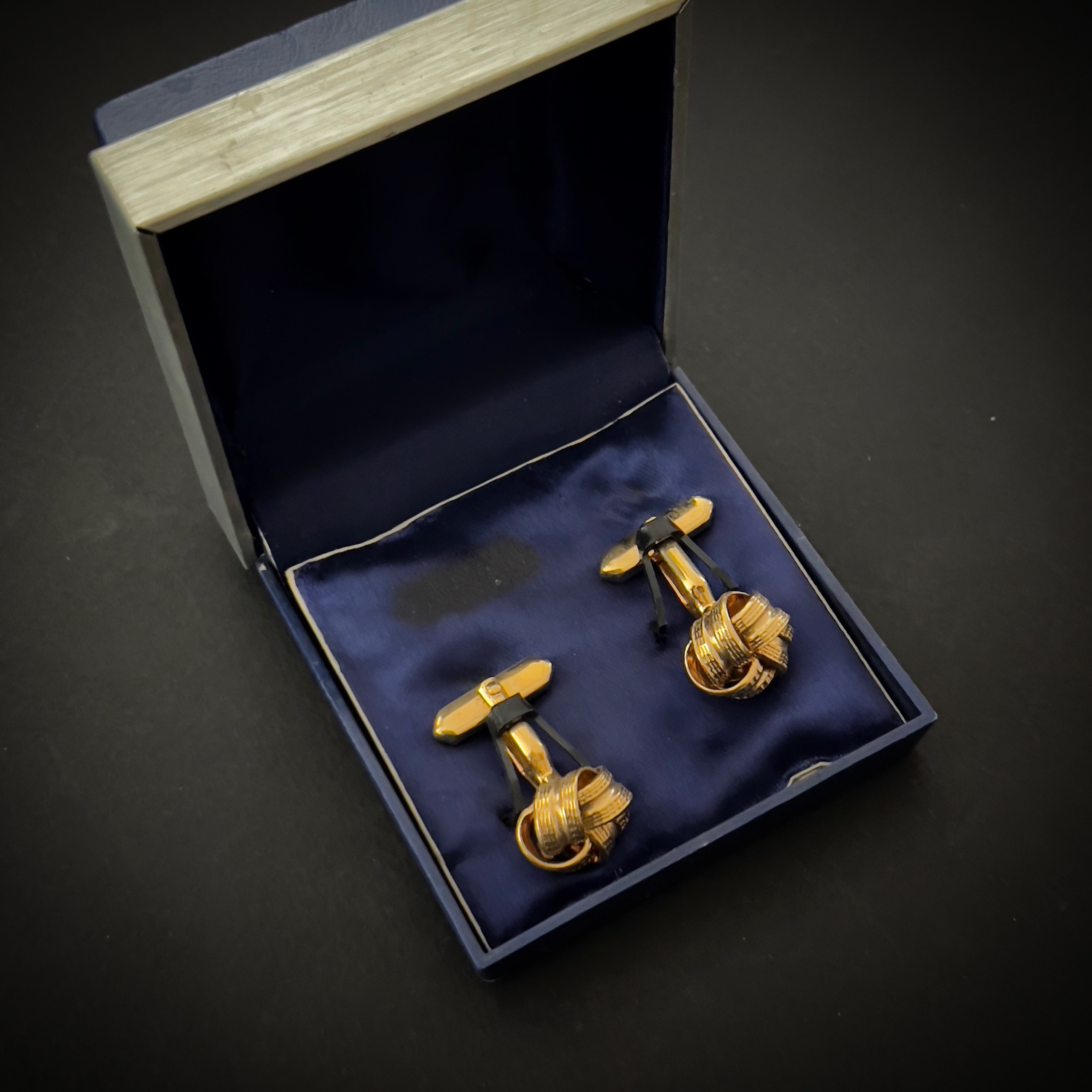 دکمه سردست قدیمی و بسیار زیبا طرحcartier