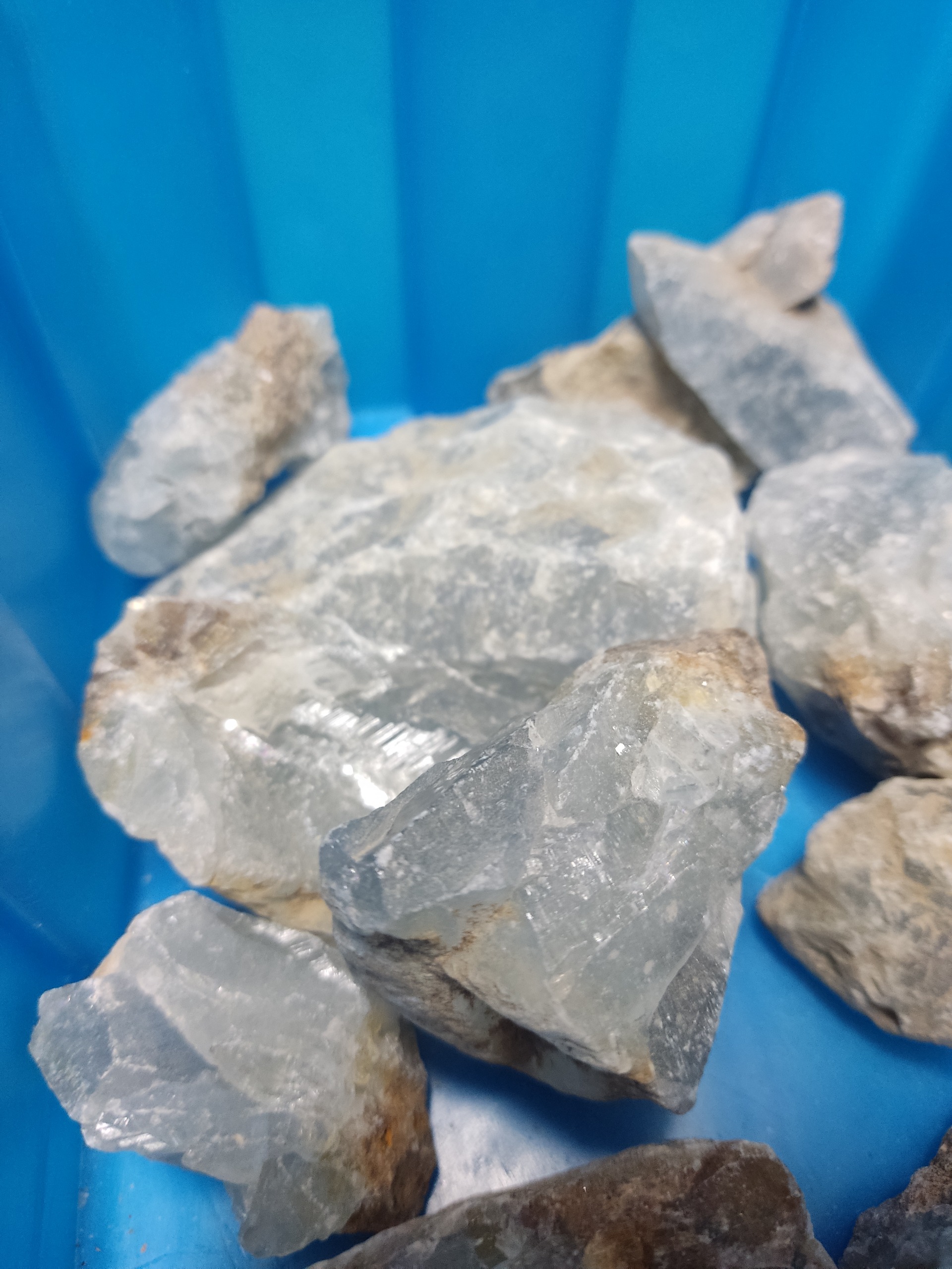 سنگ راف سلستین سفید یا سلسیت