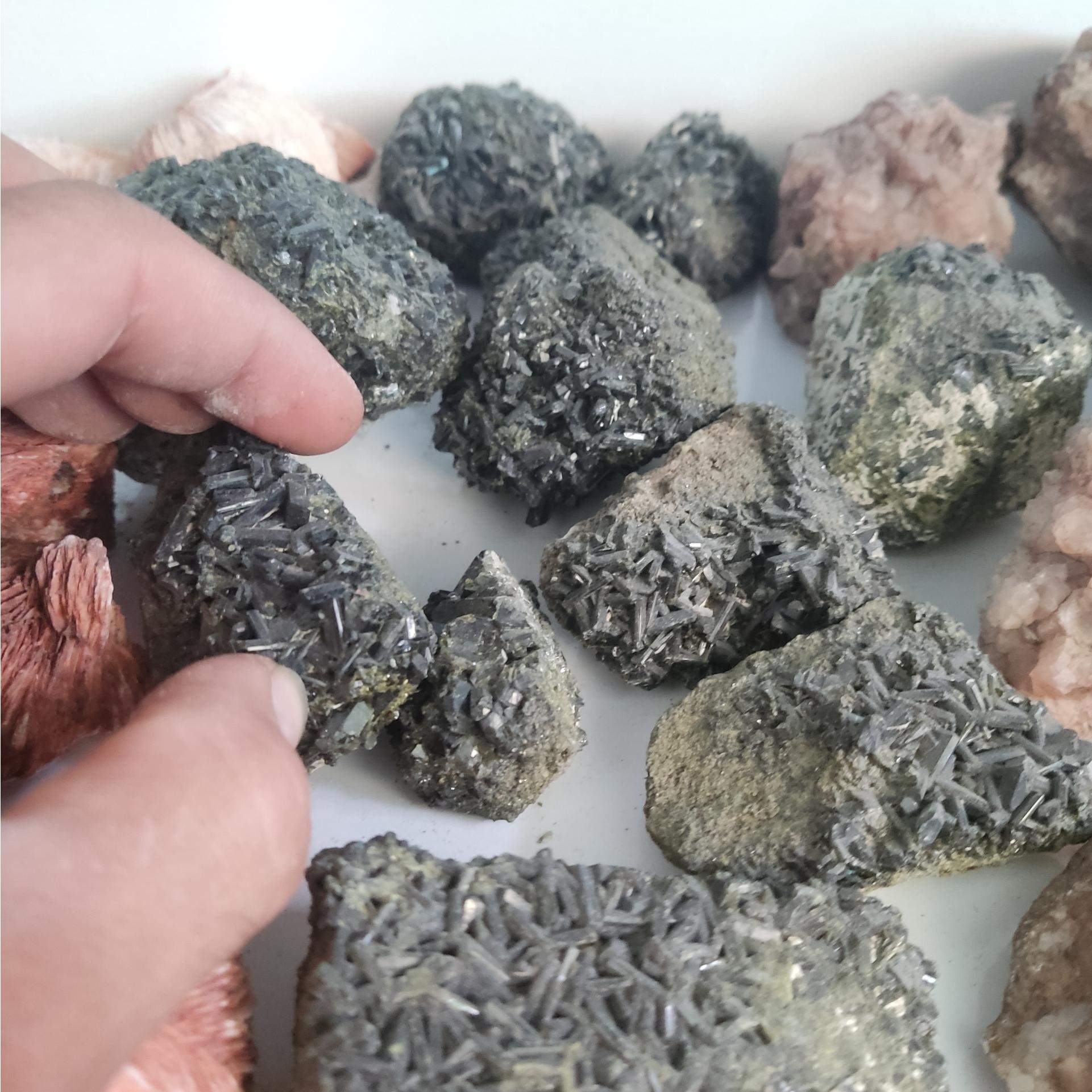 سنگ اپیدوت سبز روی بستر