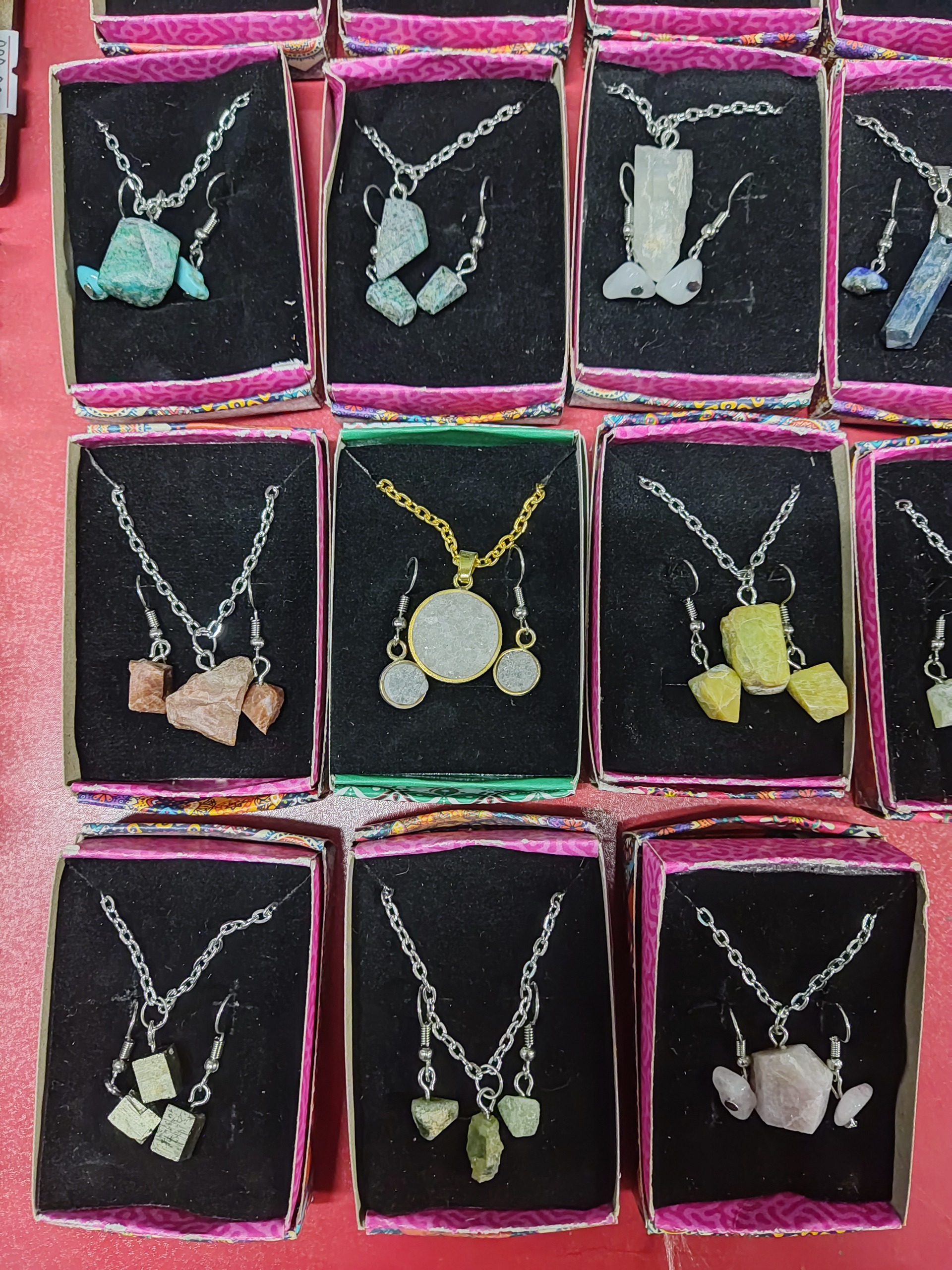 نیمست سنگی همراه با زنجیر و جعبه