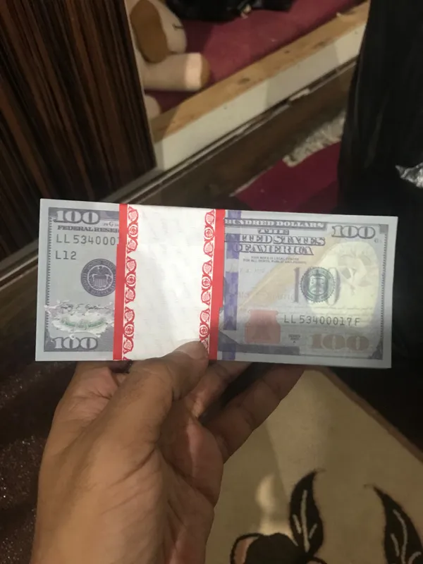 یک بسته اسکناس فانتزی 100 دلاری