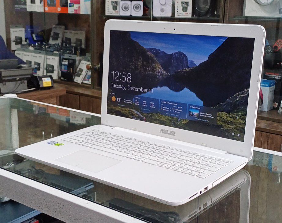 لپ تاپ دست دوم ASUS سفید