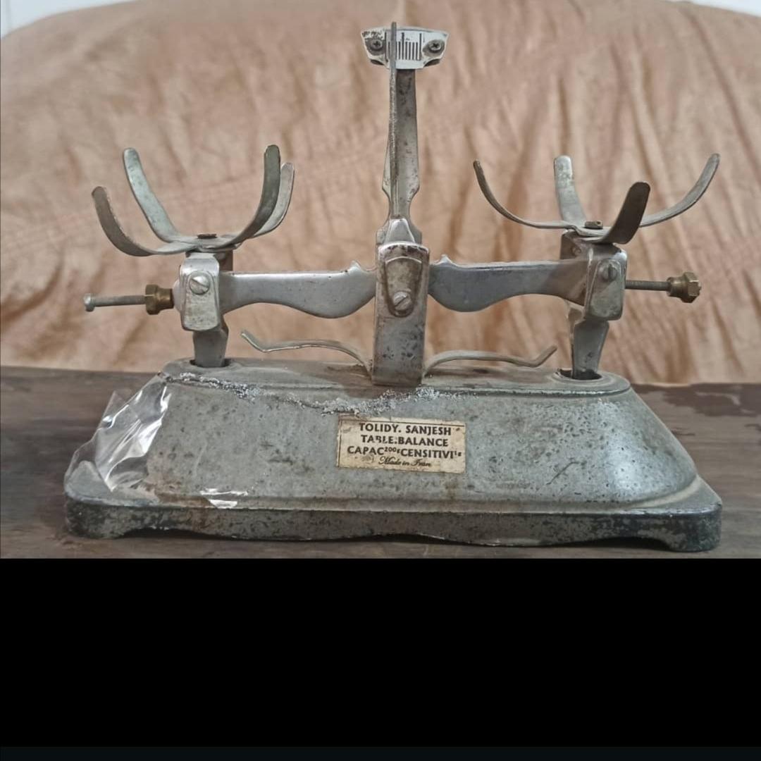 ترازو قدیمی زرگری و مثقال کش