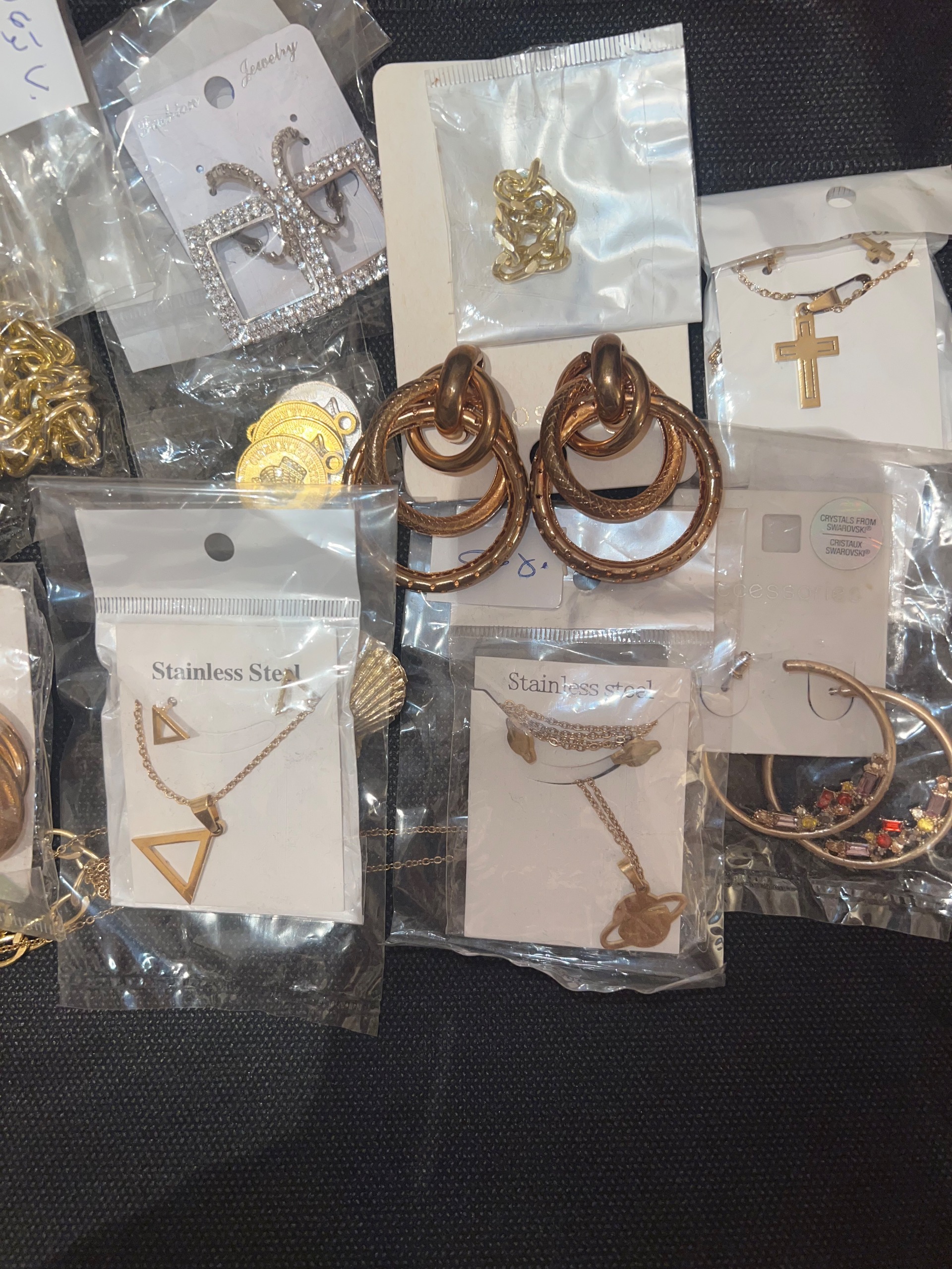 مقداری اکسسوری و بدلیجات زنانه