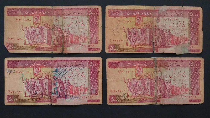 4 عدد 5000 ریال تظاهراتی چسب دارند و معیوب