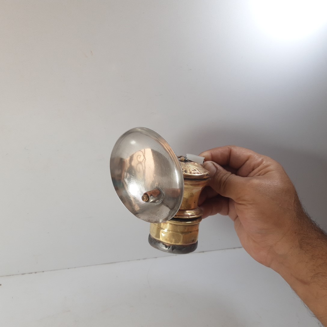چراغ کاربید معدن خاص امریکا رو کلاه قرار میگرفته