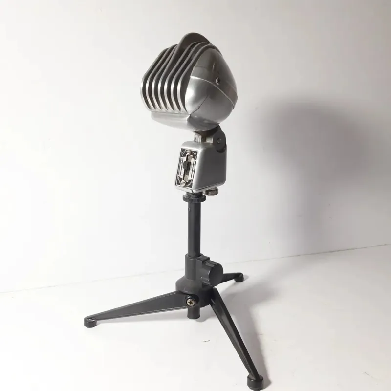 میکروفون قدیمی امریکایی تمیز