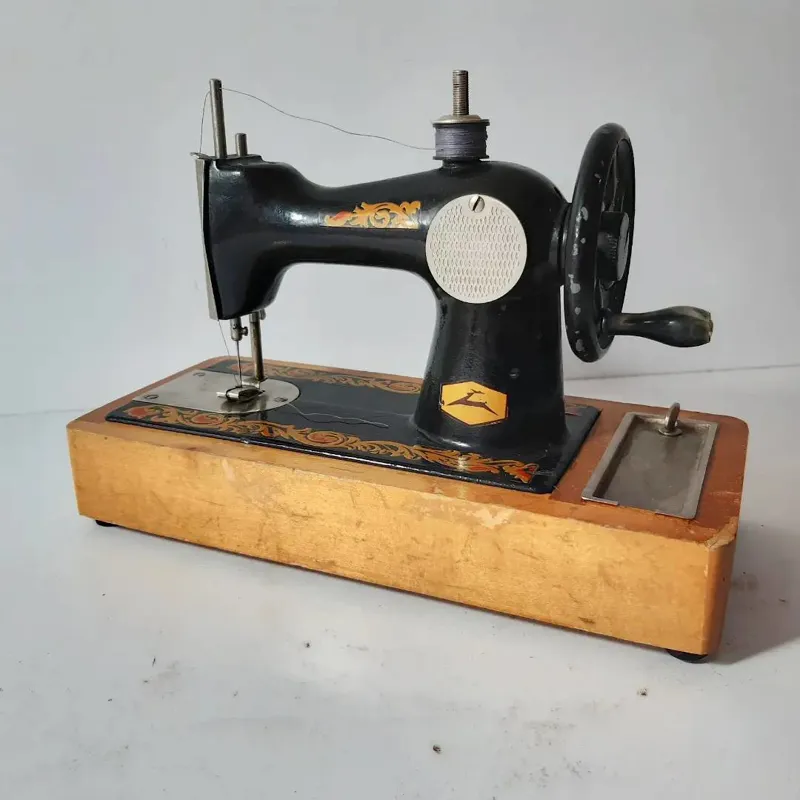 چرخ خیاطی کوچک روسی نایاب