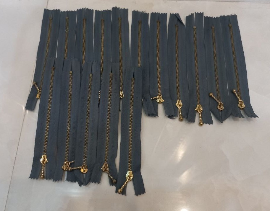 مزایده 16 عدد زیپ 18 سانتی تایوانی