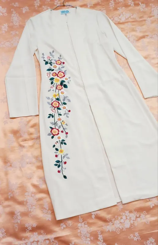 مانتو شیری با گلدوزی زیبا