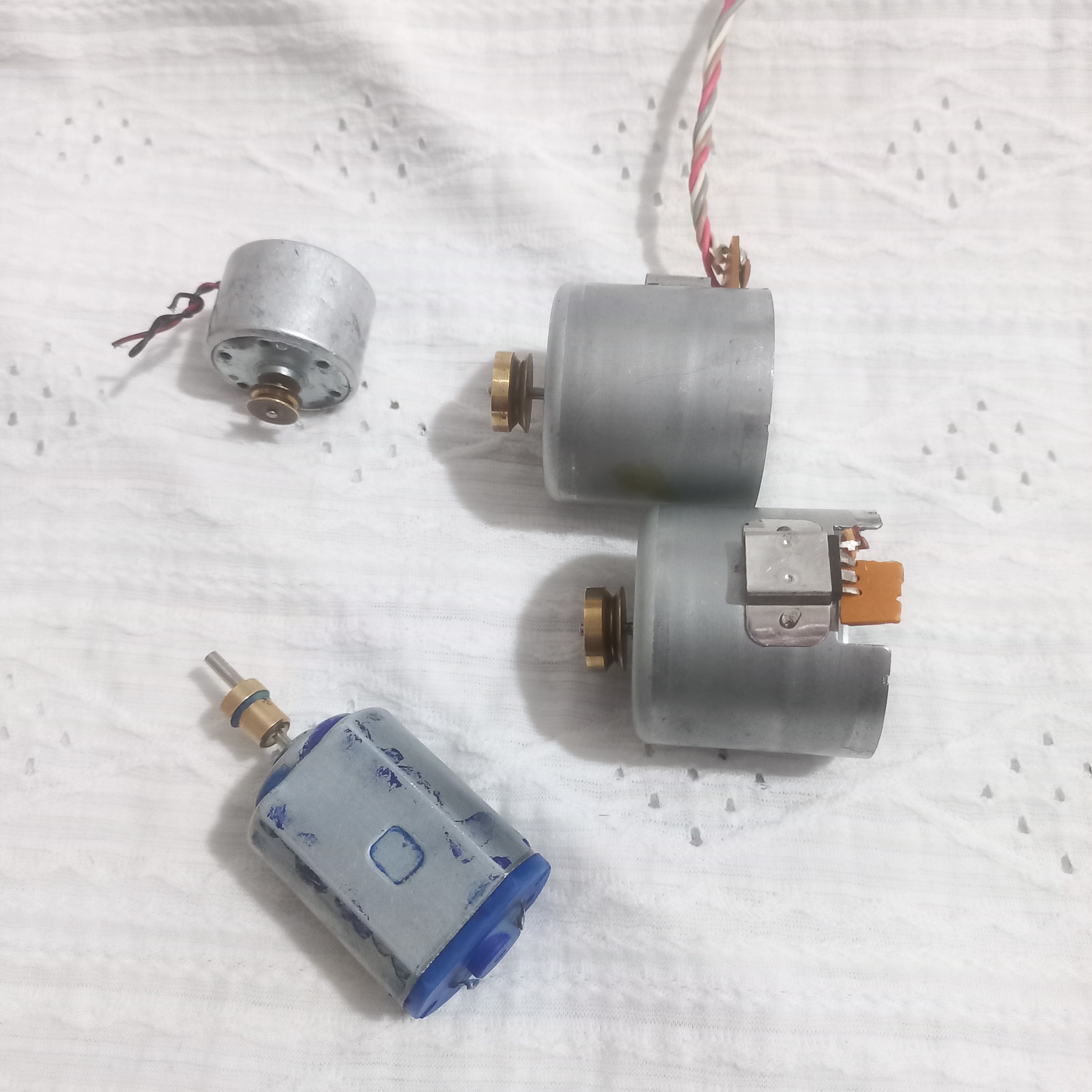 4 عدد موتور الکتریکی