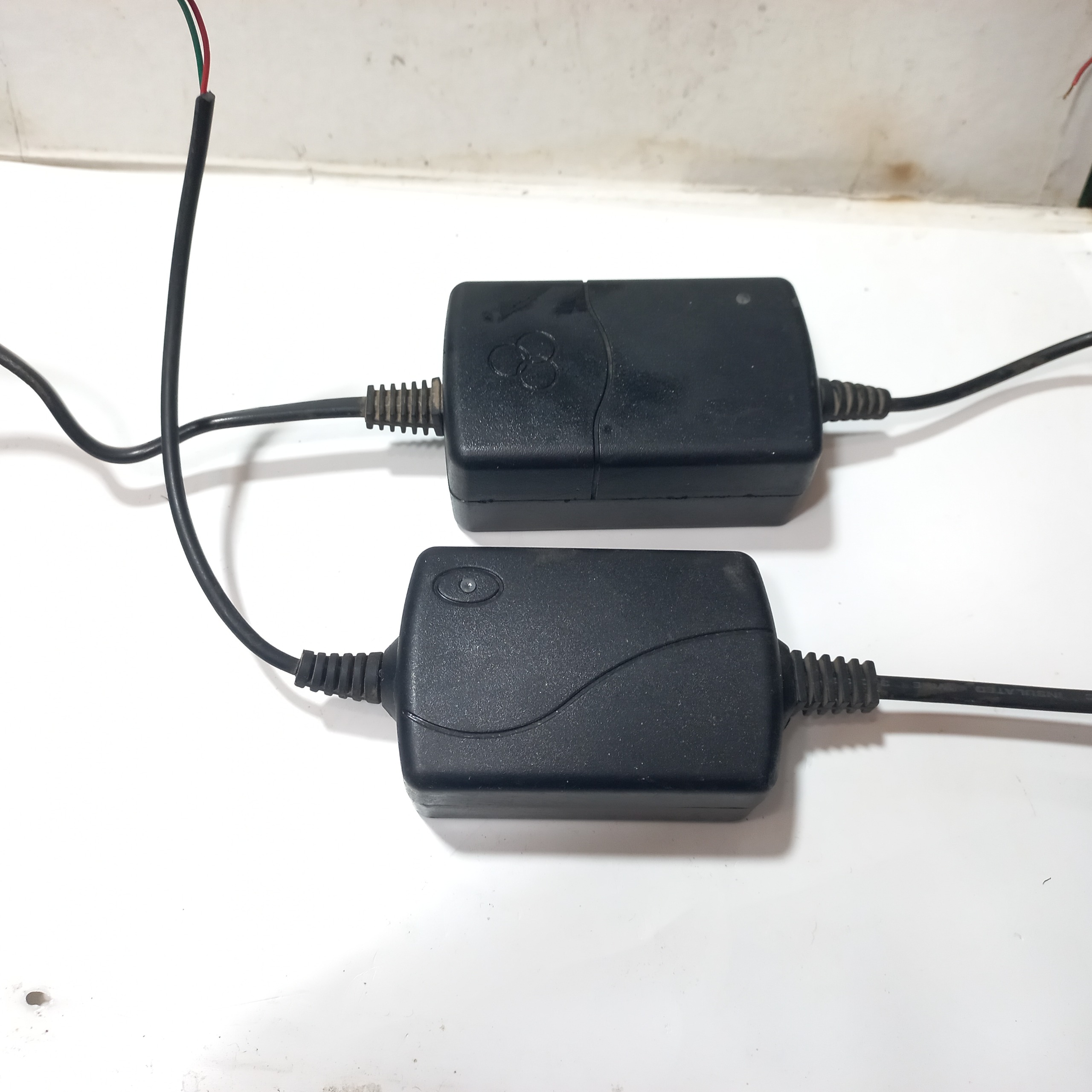 2 عدد آداپتور 12 ولت 1 آمپر