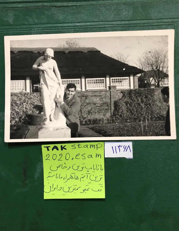 عکس سفر جوان ایرانی به اتریش عکس با مجسمه