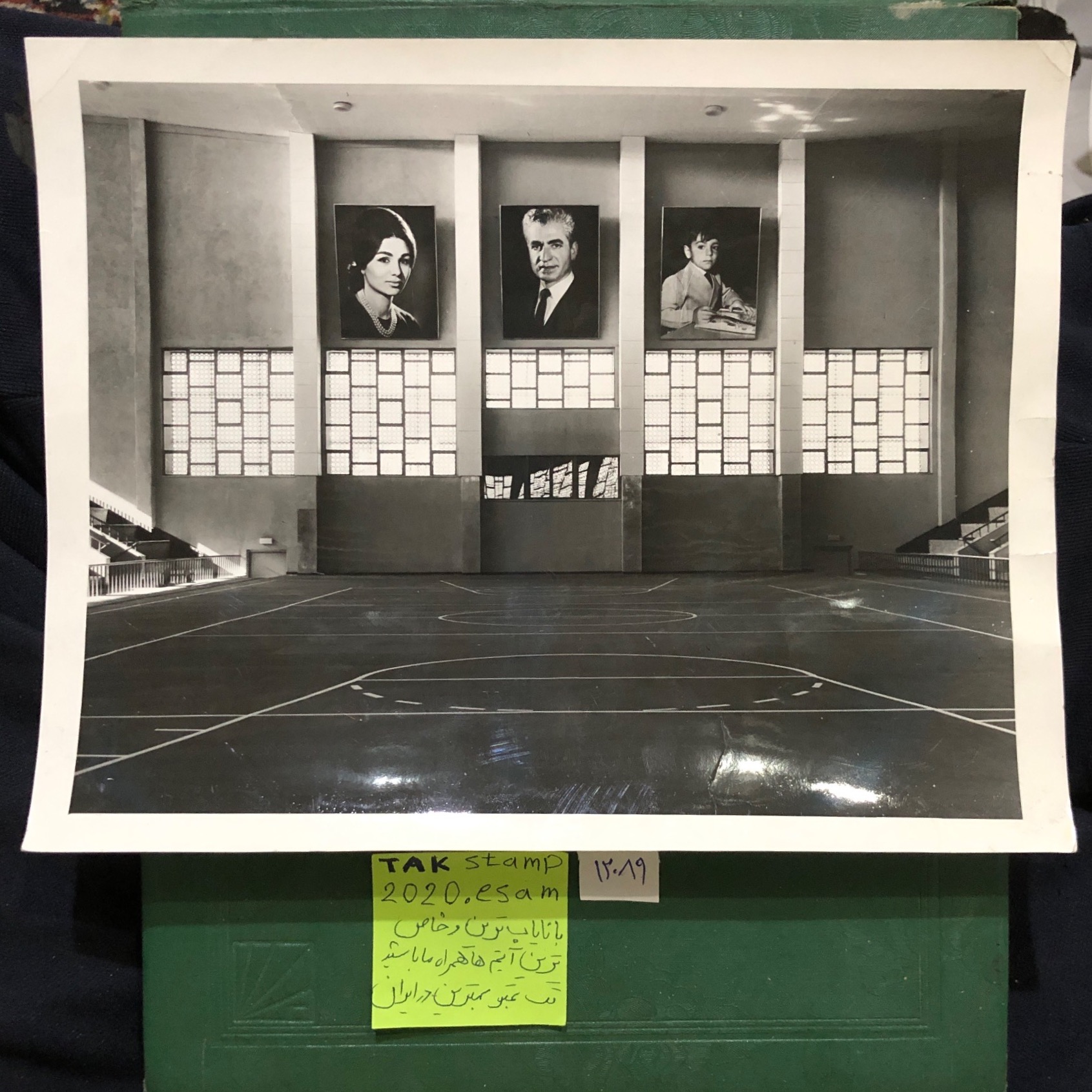 عکس زمین فوتسال با تصاویر خانواده پادشاهی ایران