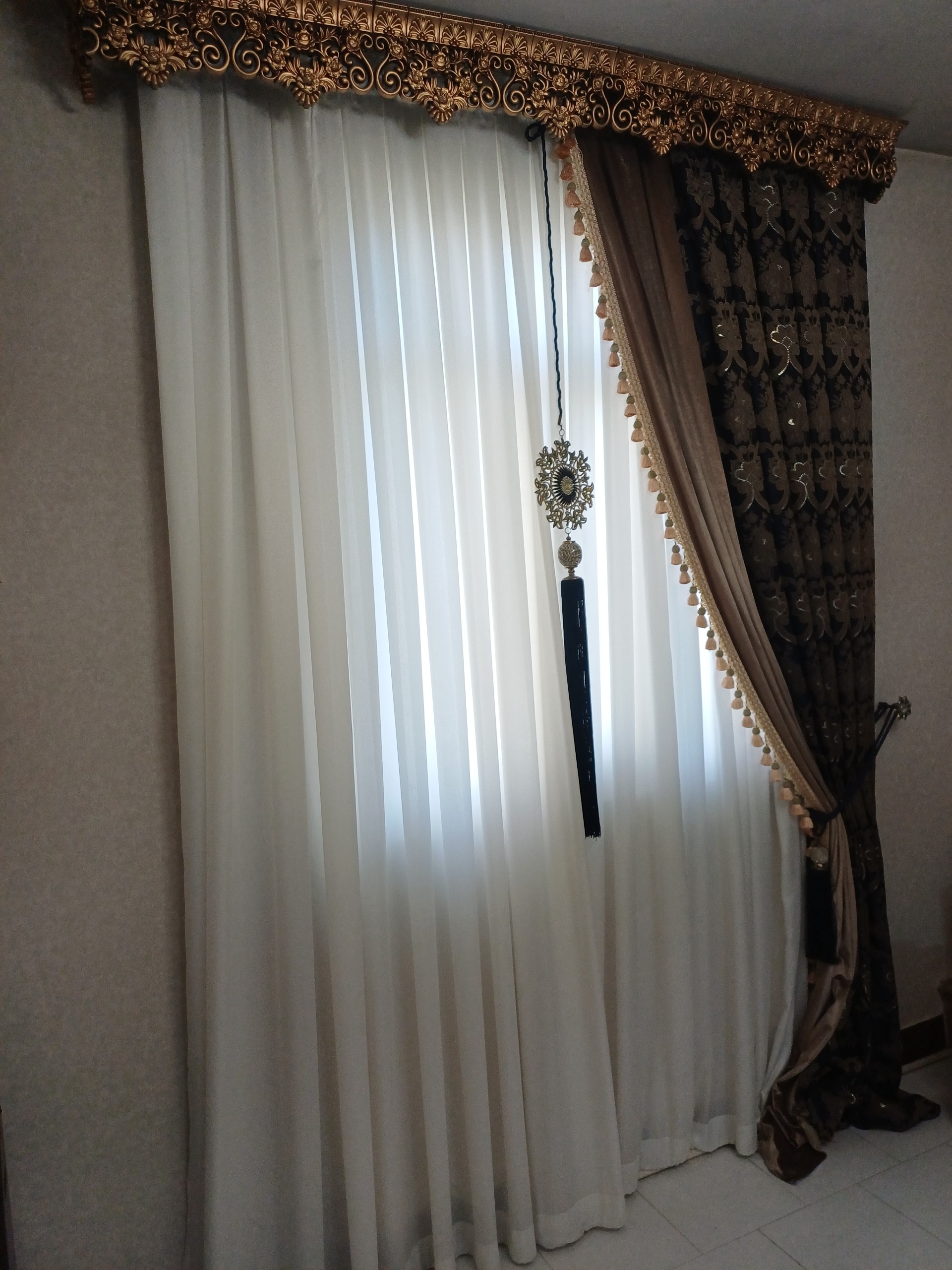 پرده حریر و والان و دیوارکوب