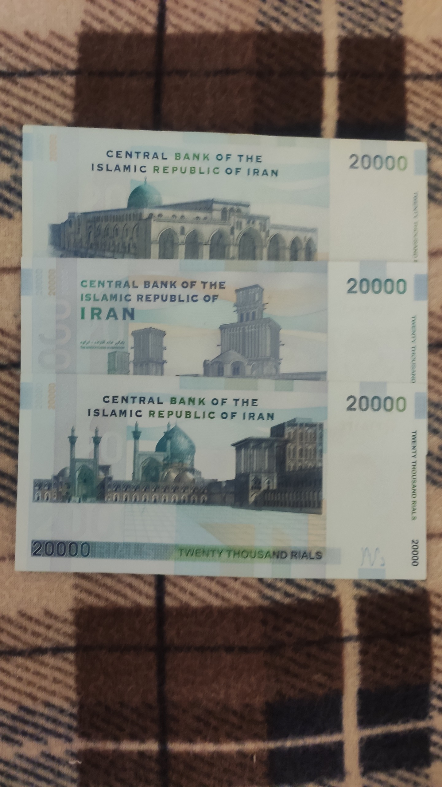 سه عدد اسکناس دوهزار تومانی با سه امضا