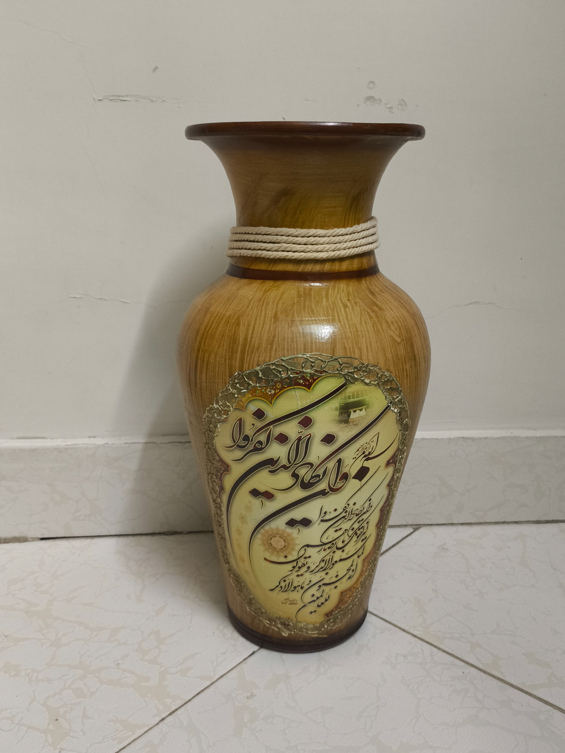 کوزه سفالی وان یکاد