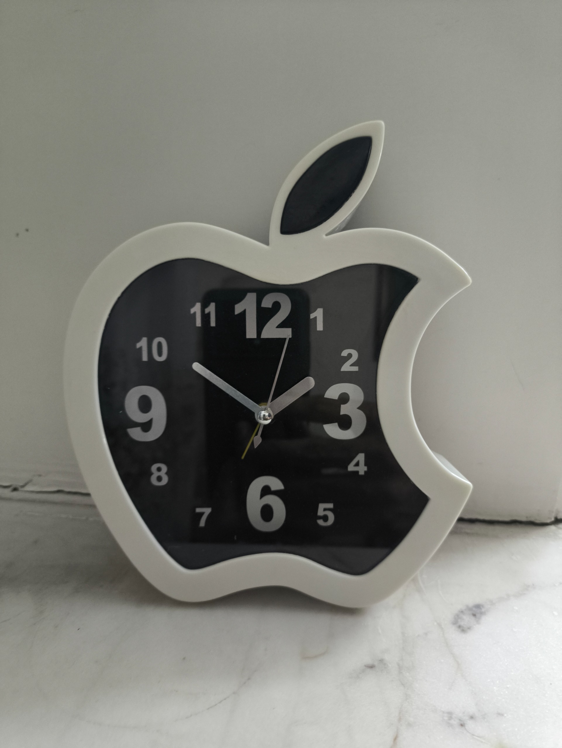 ساعت دیواری/ رومیزی فانتزی طرح سیب