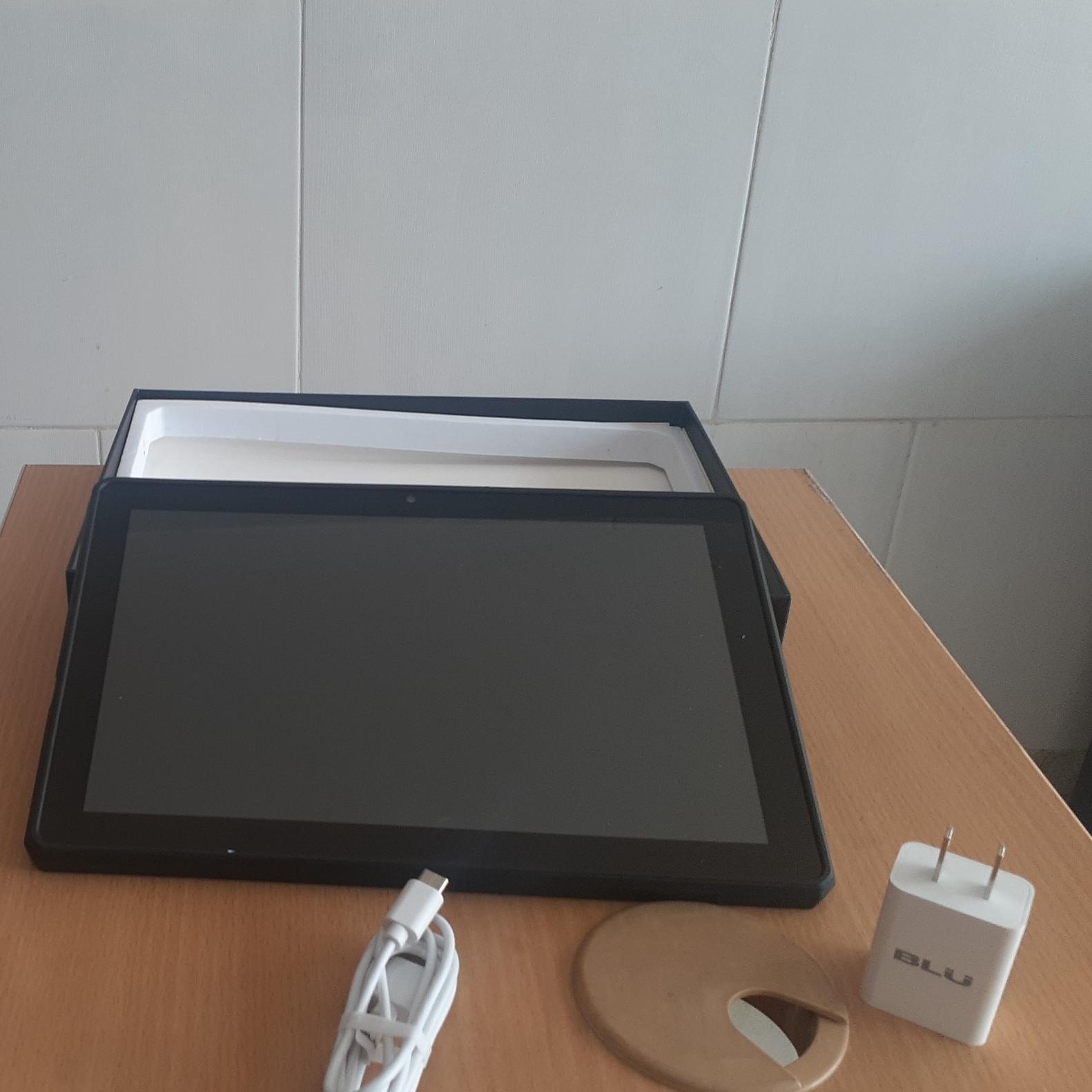 اسمارت فون کمیاب BLU با صفحه نمایش 10 اینچی