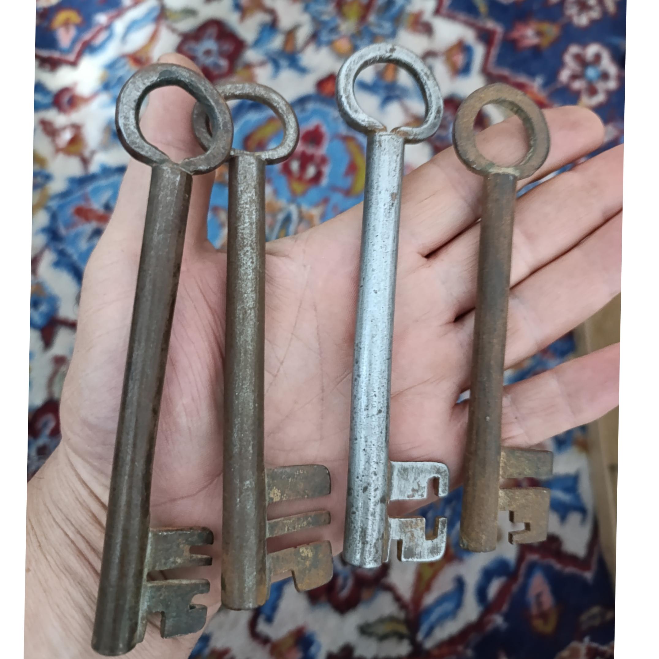 4عدد کلید فولادی قدیمی بزرگ سالم با هم