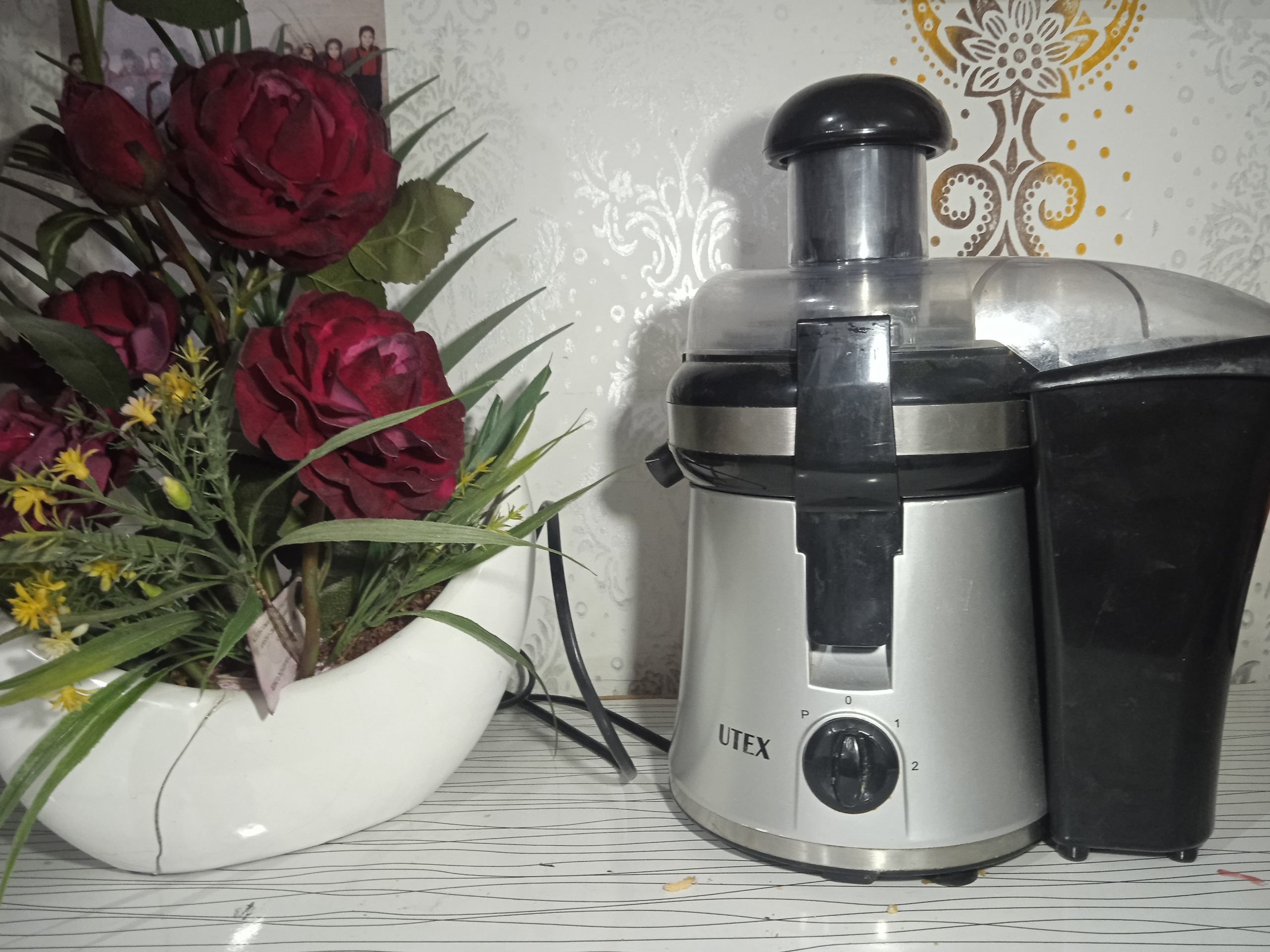 دستگاه آبمیوه گیری برقی سالم و روشن