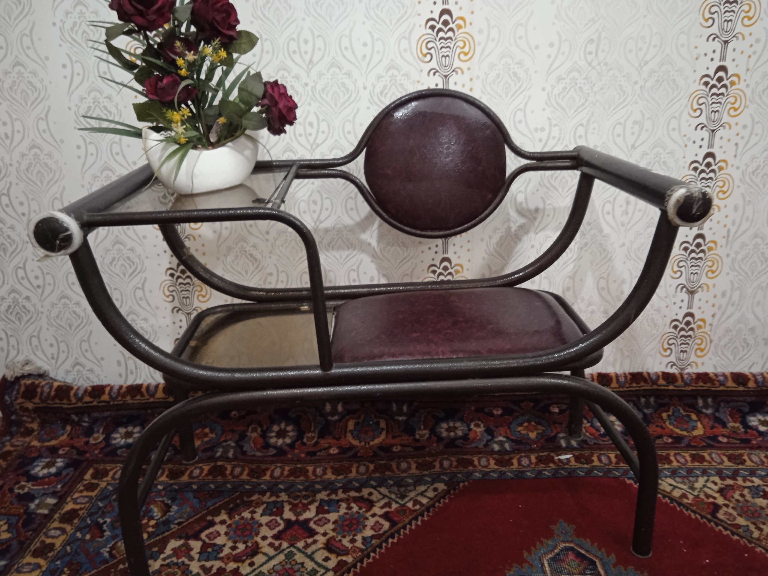 میز تلفن فلزی زرشکی رنگ تمیز و مرتب